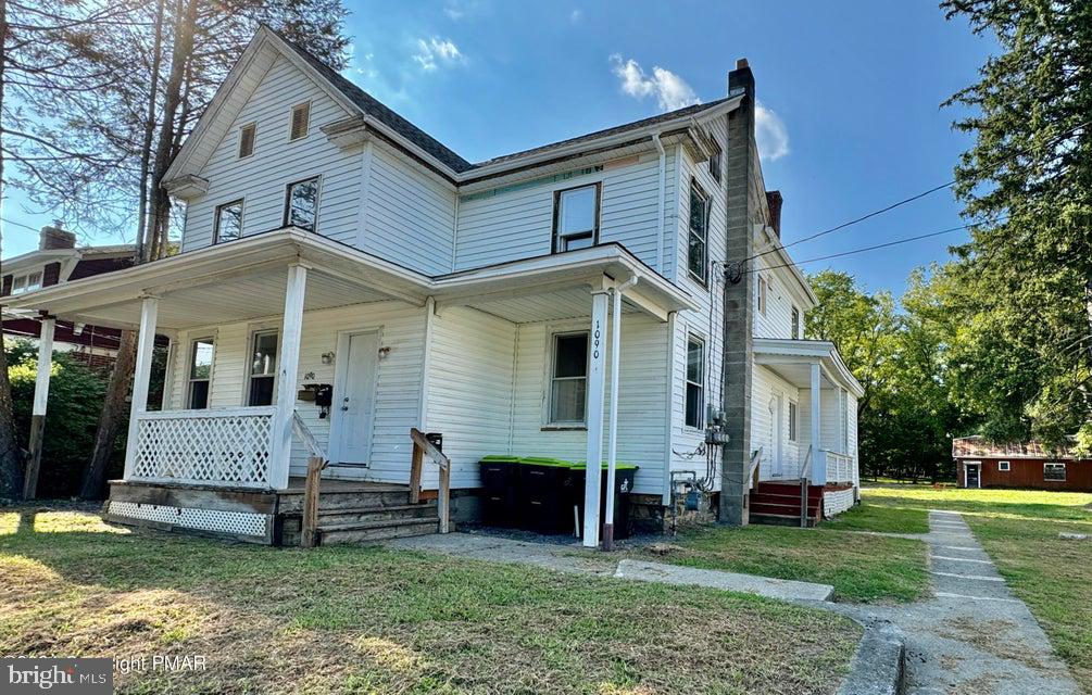 Bright renovated 2 bed/1Bath apartment ,new modern kitchen with granite counter-tops new bathroom ,hardwood floor and parking included in rent. A plus Stroudsburg location close to all stores, restaurants and I-80.