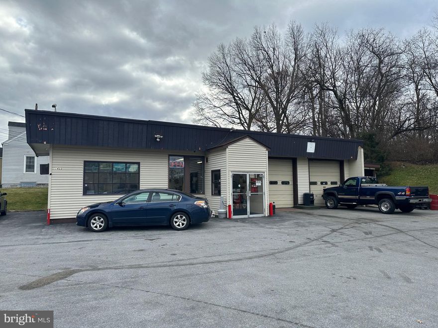 Car sales lot/service station located immediately off I-81. Building is 2,000+ square feet, 2-bay garage with 2 offices, waiting area, kitchen area and restroom, plus additional storage rooms.  Additional storage buildings also on lot. Room for 30+ cars. Easily accessible and sits directly across from I-81 North on-ramp off Salem Avenue. Great location for auto sales, convenience store, towing company, etc. Zoned CG. For questions, please contact listing agent.
