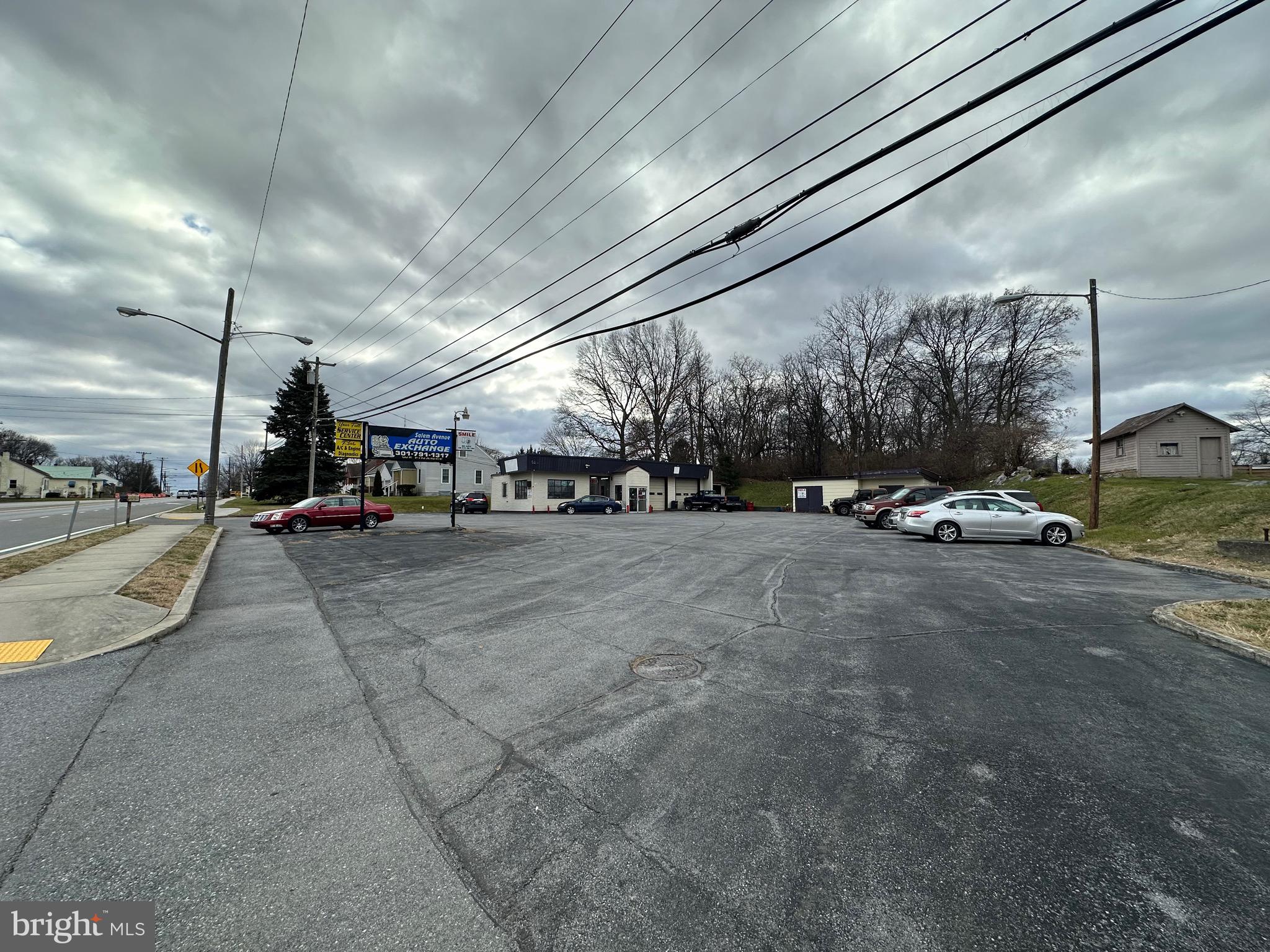 Main image without alt text