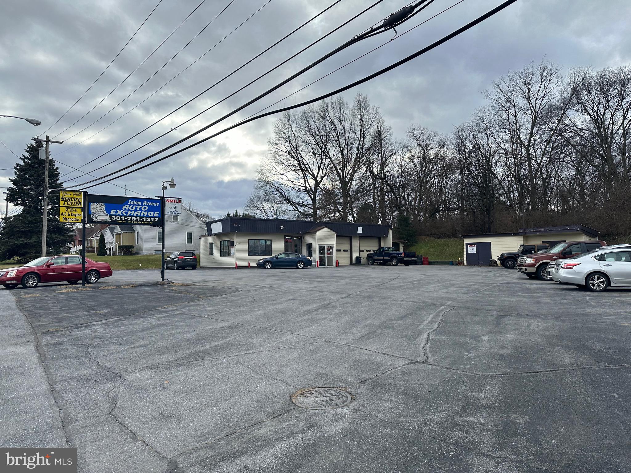 Main image without alt text