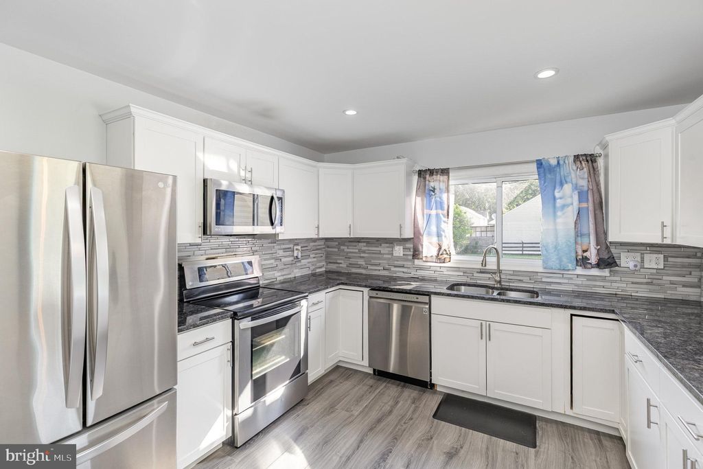 Photo of 221 Clearview Drive, COLONIAL BEACH, VA 22443 (MLS # VAWE2009590)