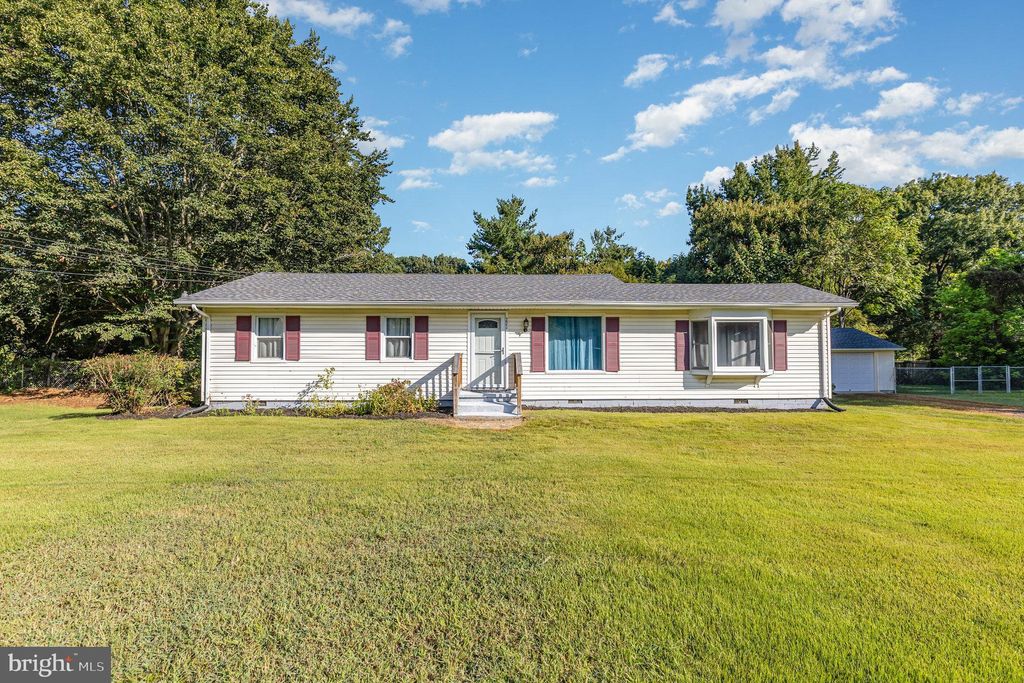 Photo of 221 Clearview Drive, COLONIAL BEACH, VA 22443 (MLS # VAWE2009590)