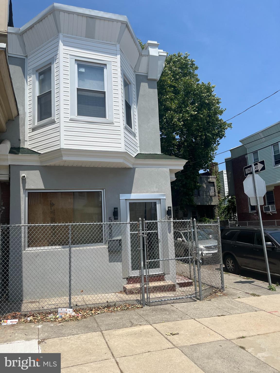 This commercial unit is ideal for entrepreneurs looking to expand or start their business in a dynamic environment. The area’s growing population and diverse community ensure a steady stream of potential customers. Don’t miss out on this exceptional investment opportunity.  Bring your vision.  Unit is unfinished, the owner can finish unit to your desire.  Schedule your appointment today