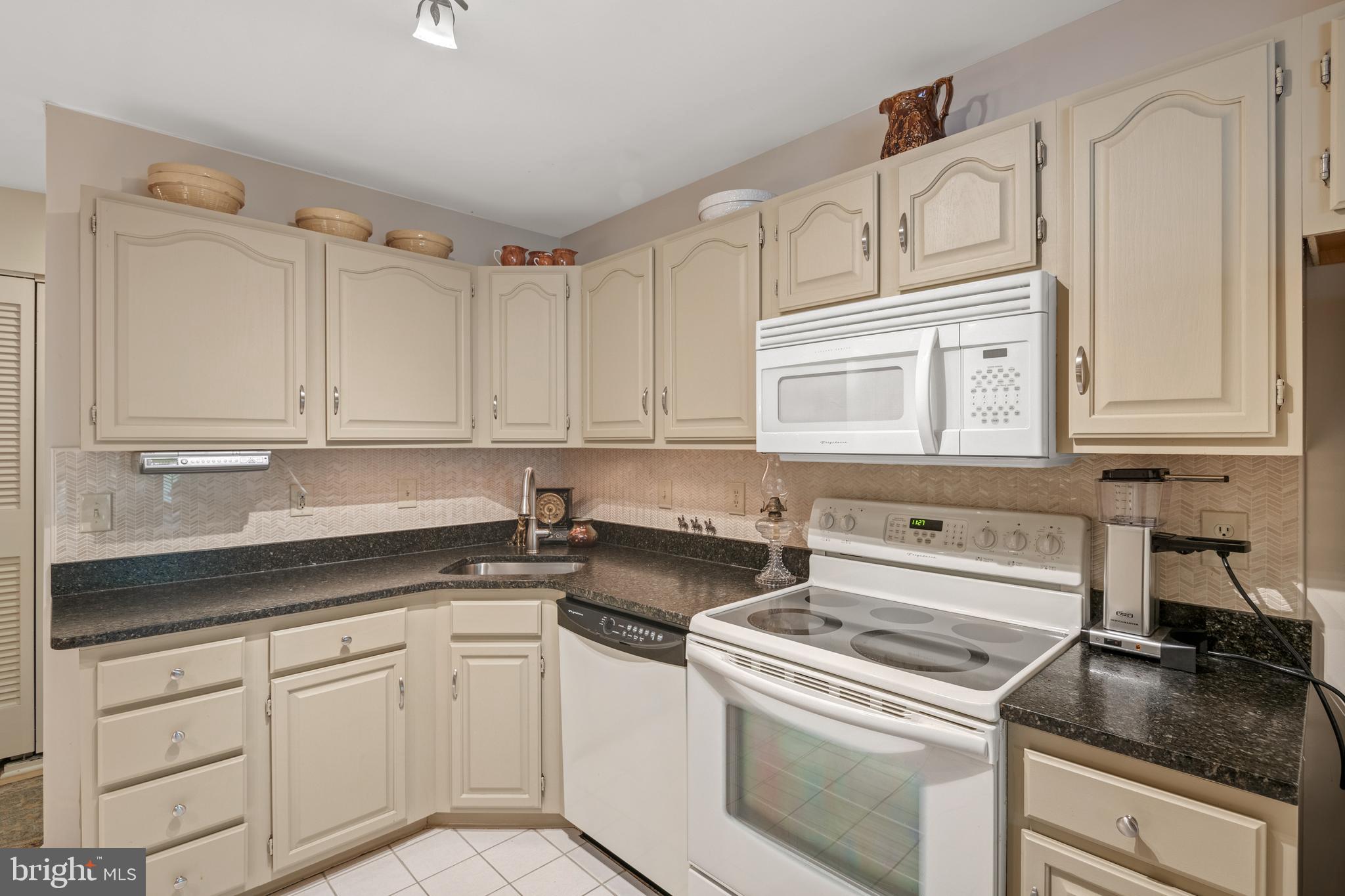 COUNTRY PLACE - Residential