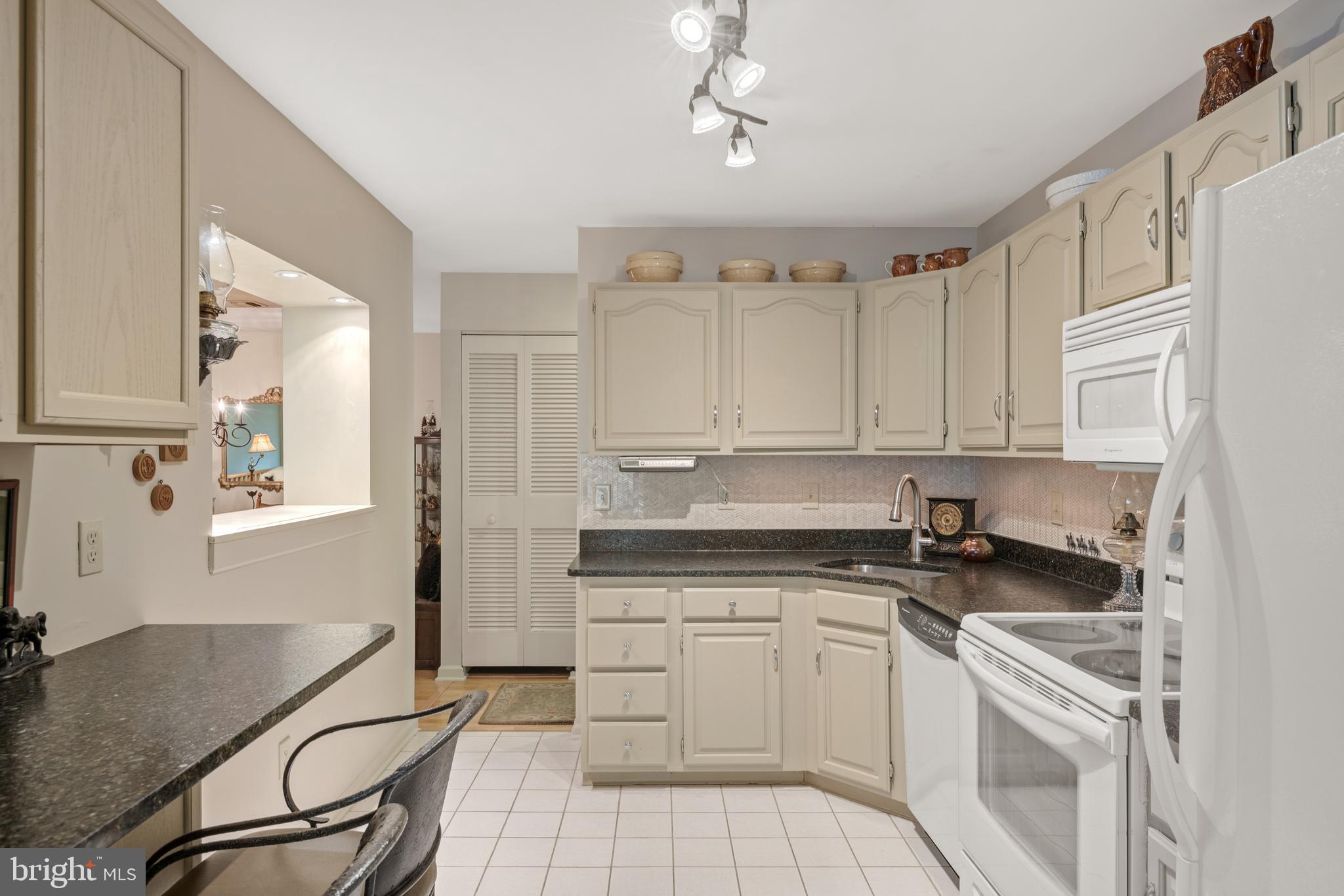 COUNTRY PLACE - Residential