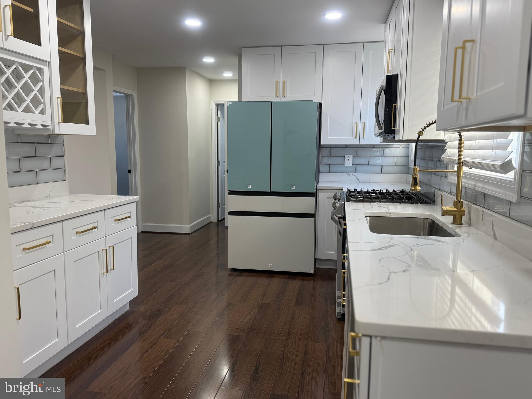 COUNTRY CLUB - Residential