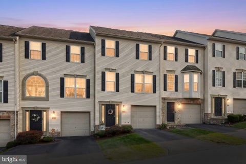 Townhouse For Sale - 2720 Hunt Club Drive #4<br/> York County, New York, PA 17402