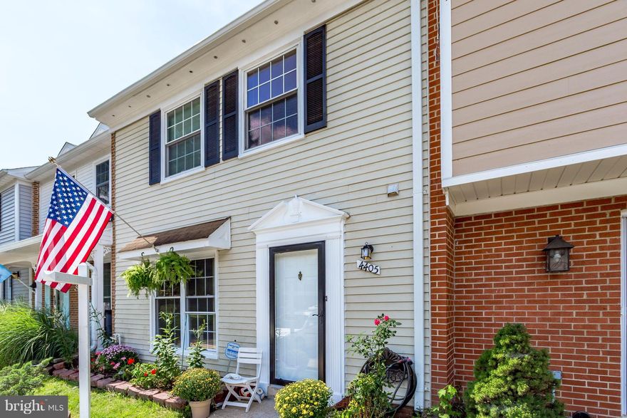 Huge Townhouse in Alexandria with Plenty Of Space and A Lot of Natural Light.*Open Floor Plan With A Huge Kitchen*Freshly Painted* New Granite Counter Tops, Fully Remodeled Master Bathroom. *2 Assigned Parking Spaces in Front Of The House* +Plenty Parking Spots For Visitors. -Shopping Plaza, Old Town Alexandria and Kingstowne Minutes Away. Priced Well Make An Offer!!!