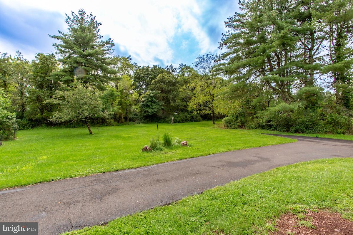 125 E DARK HOLLOW ROAD ROAD