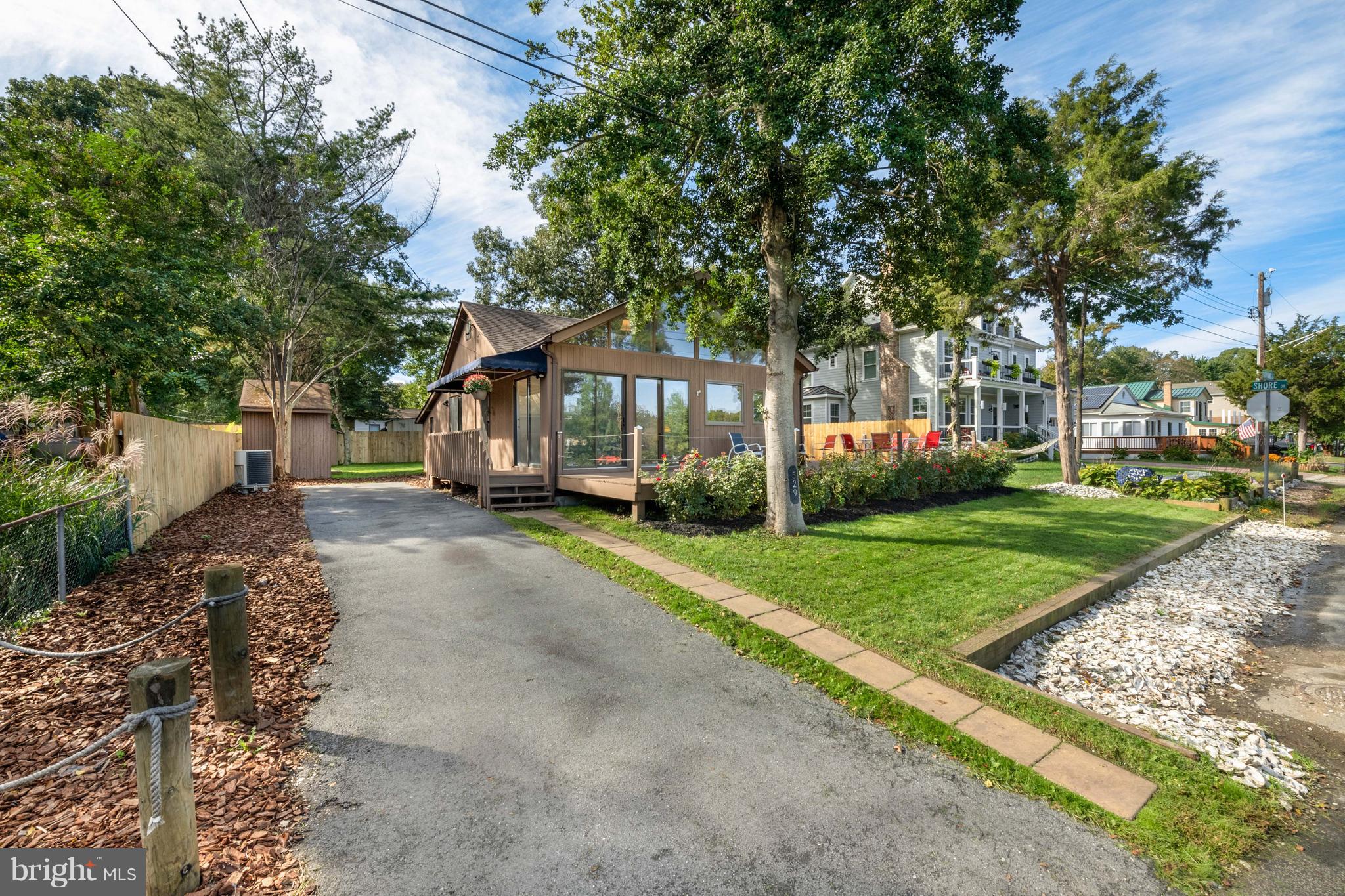 WOODLAND BEACH - Residential