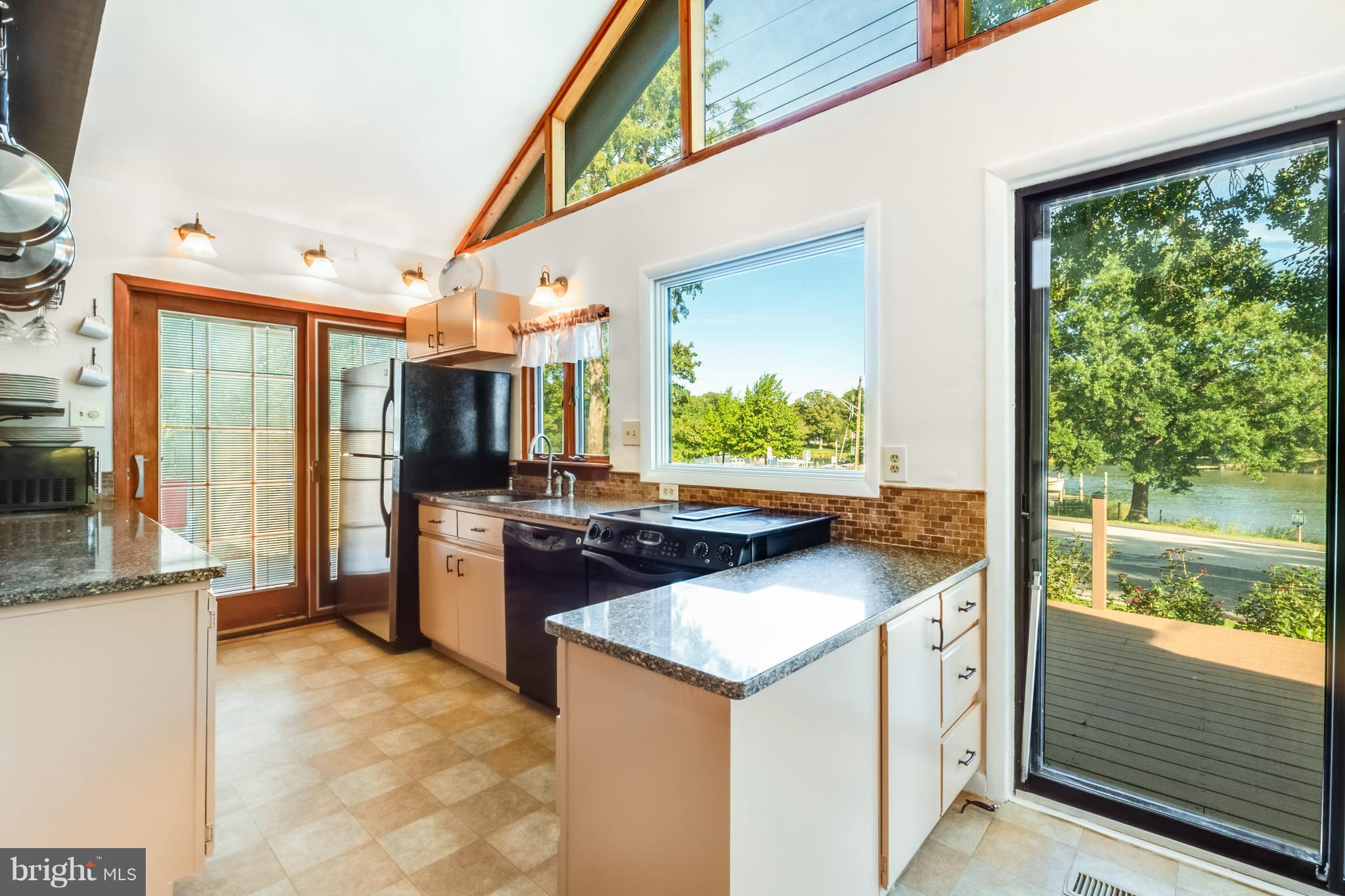 WOODLAND BEACH - Residential