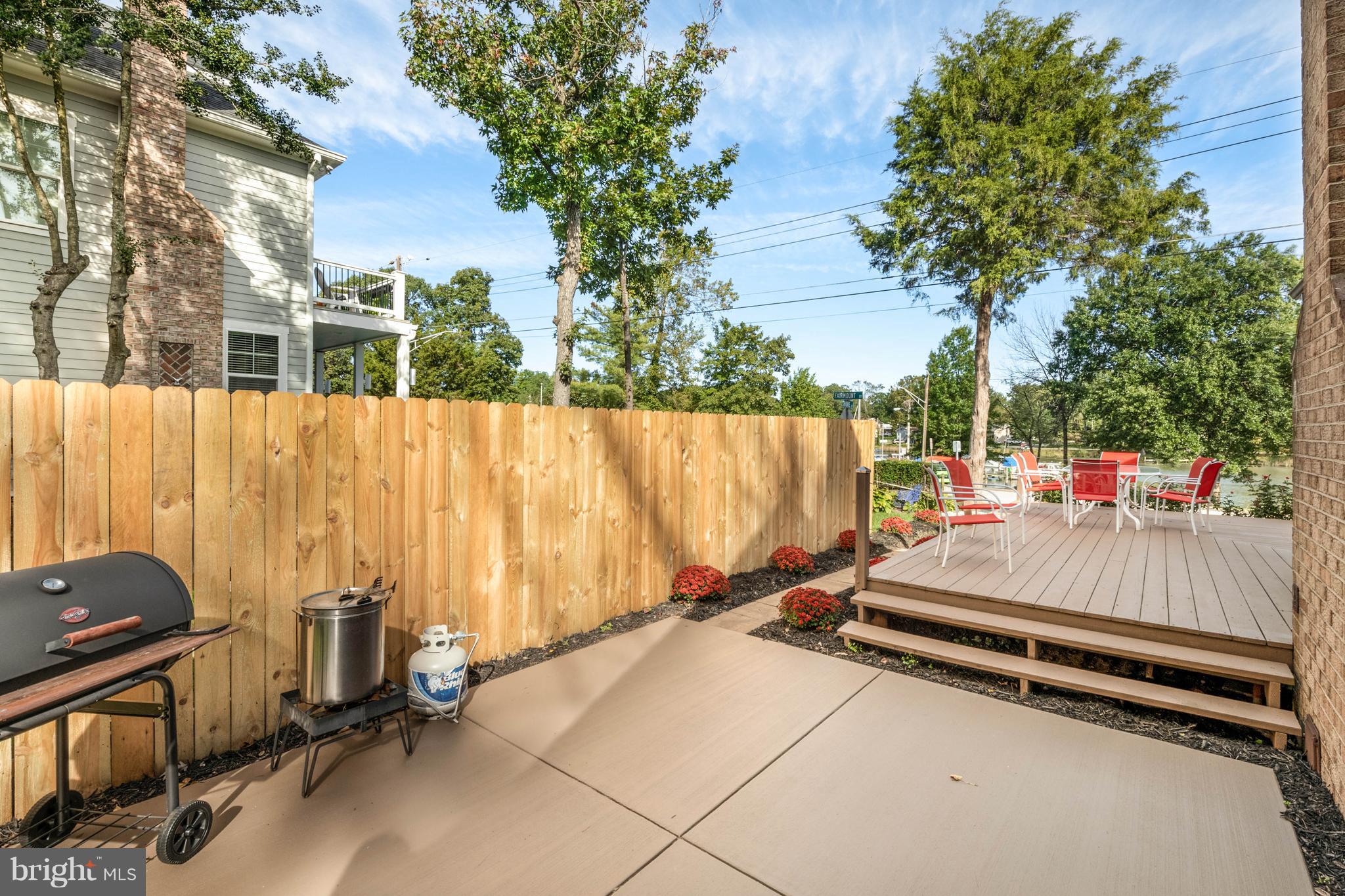 WOODLAND BEACH - Residential