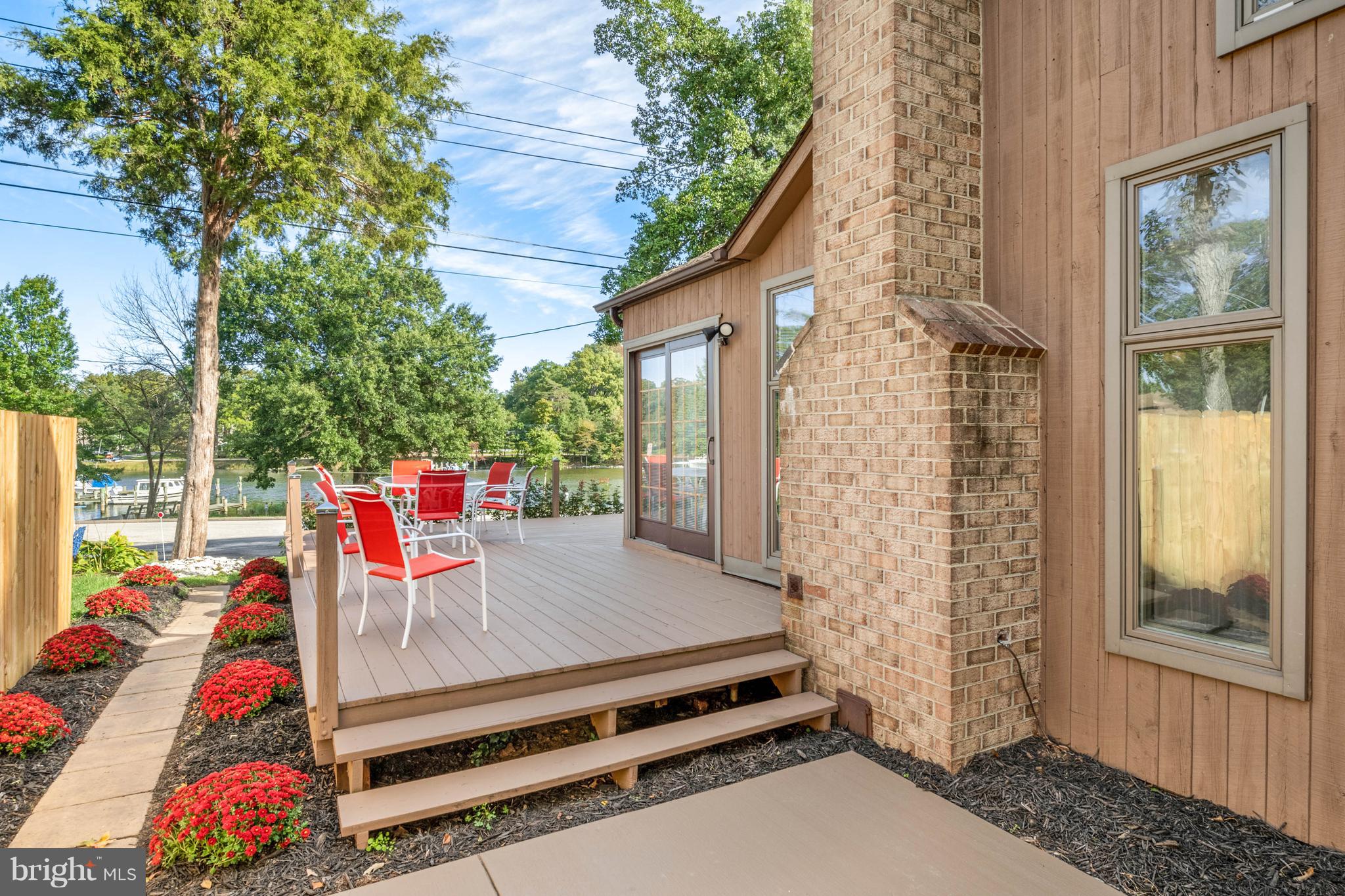 WOODLAND BEACH - Residential