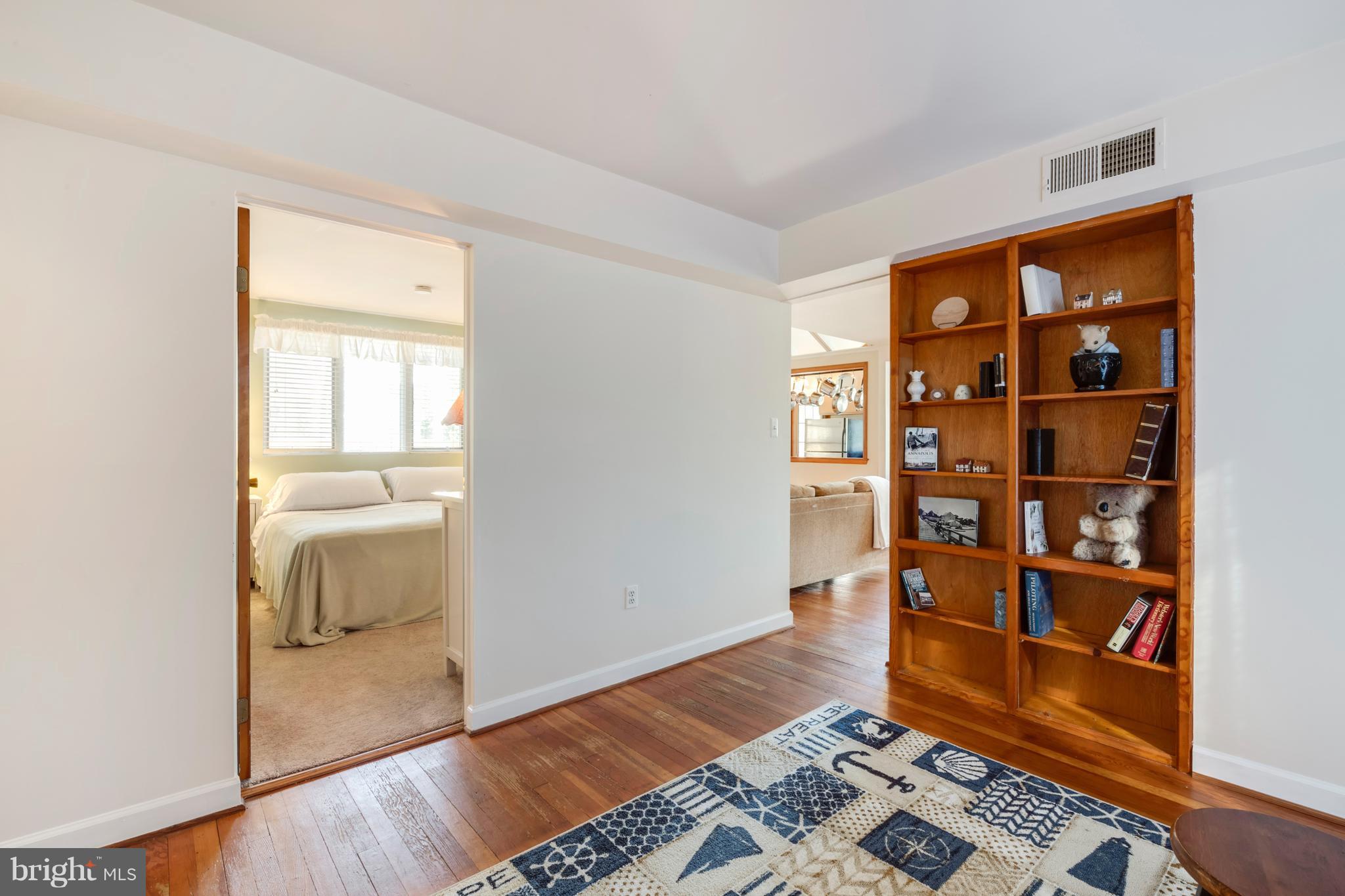 WOODLAND BEACH - Residential