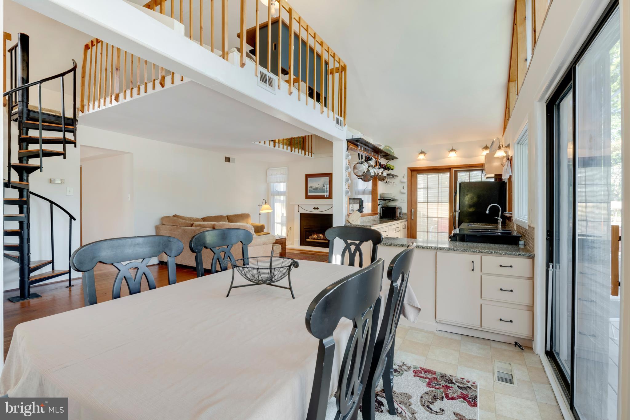 WOODLAND BEACH - Residential