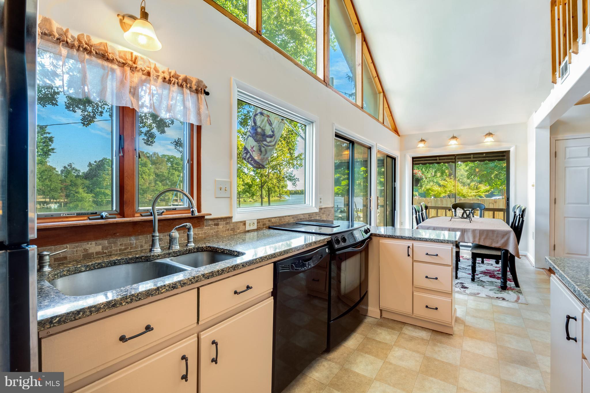 WOODLAND BEACH - Residential