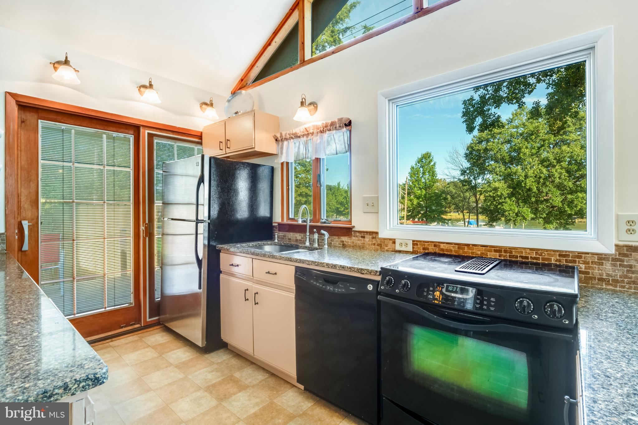 WOODLAND BEACH - Residential