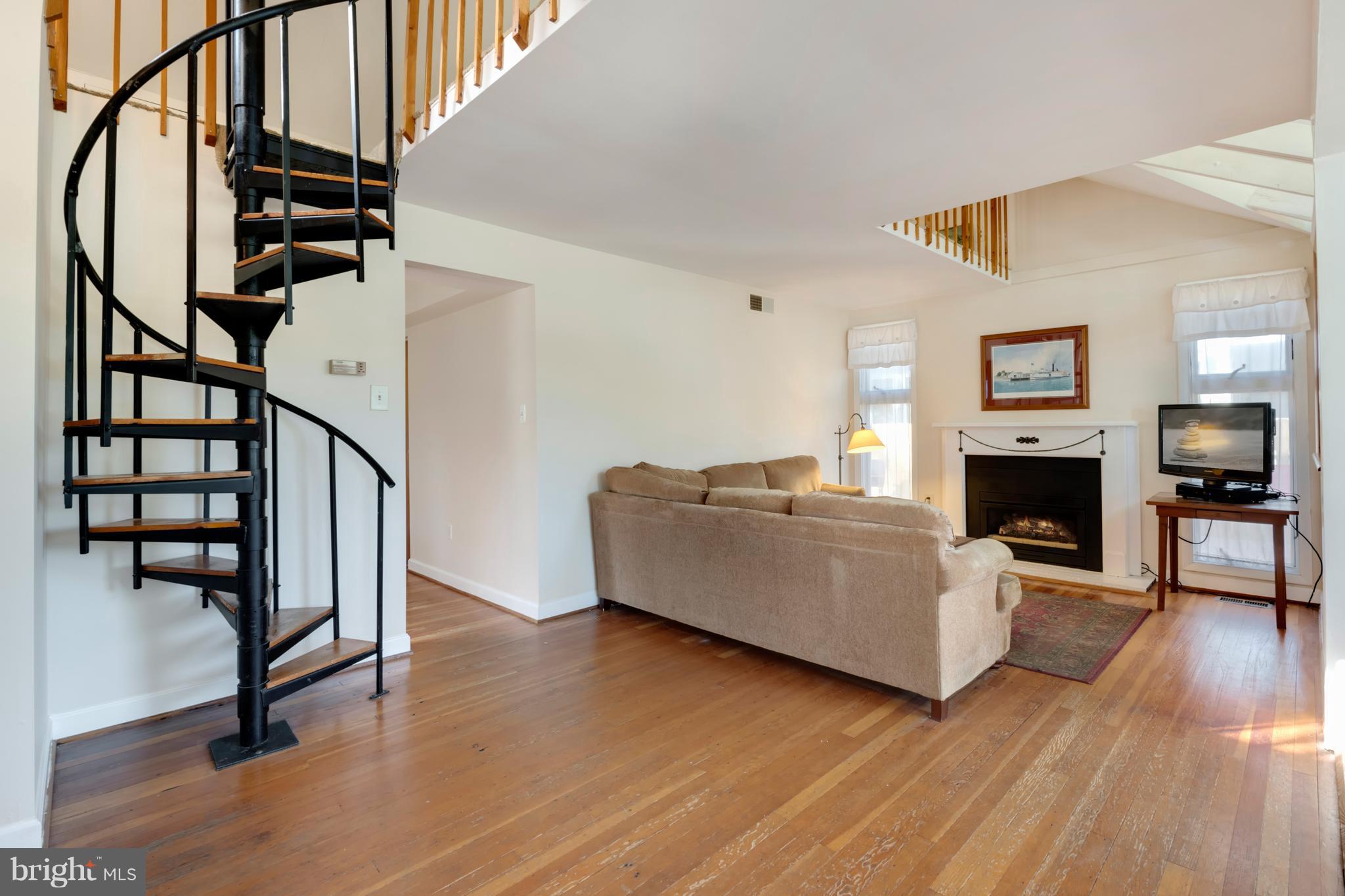 WOODLAND BEACH - Residential