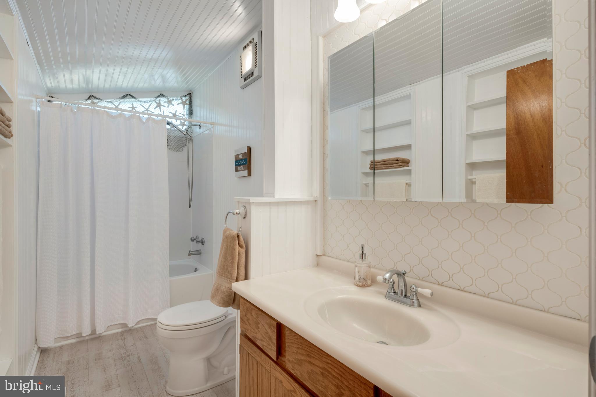 WOODLAND BEACH - Residential