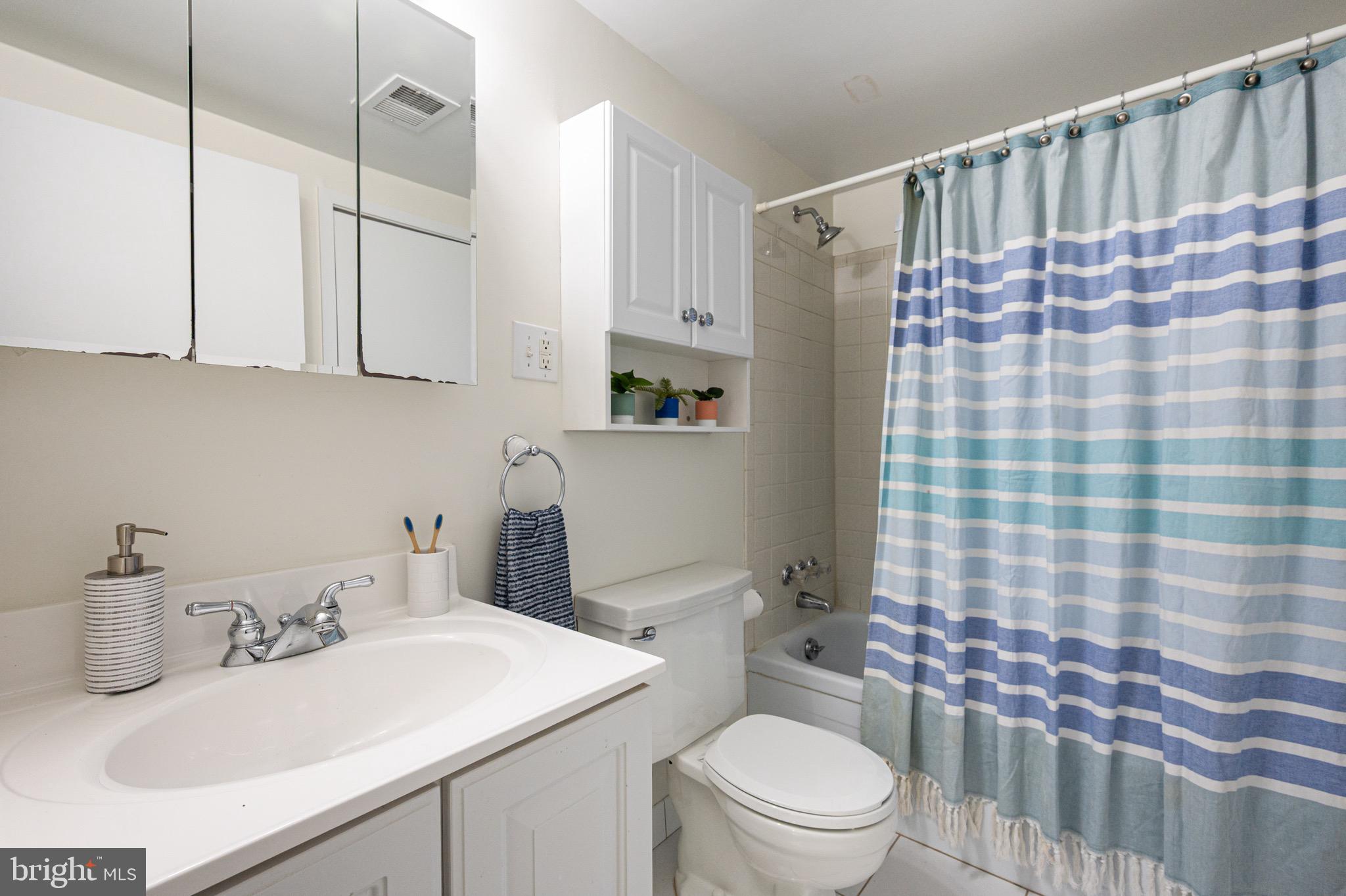 HOLLIN HILLS - Residential