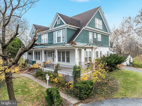 1017 WINCHESTER AVENUE MARTINSBURG WV 25401