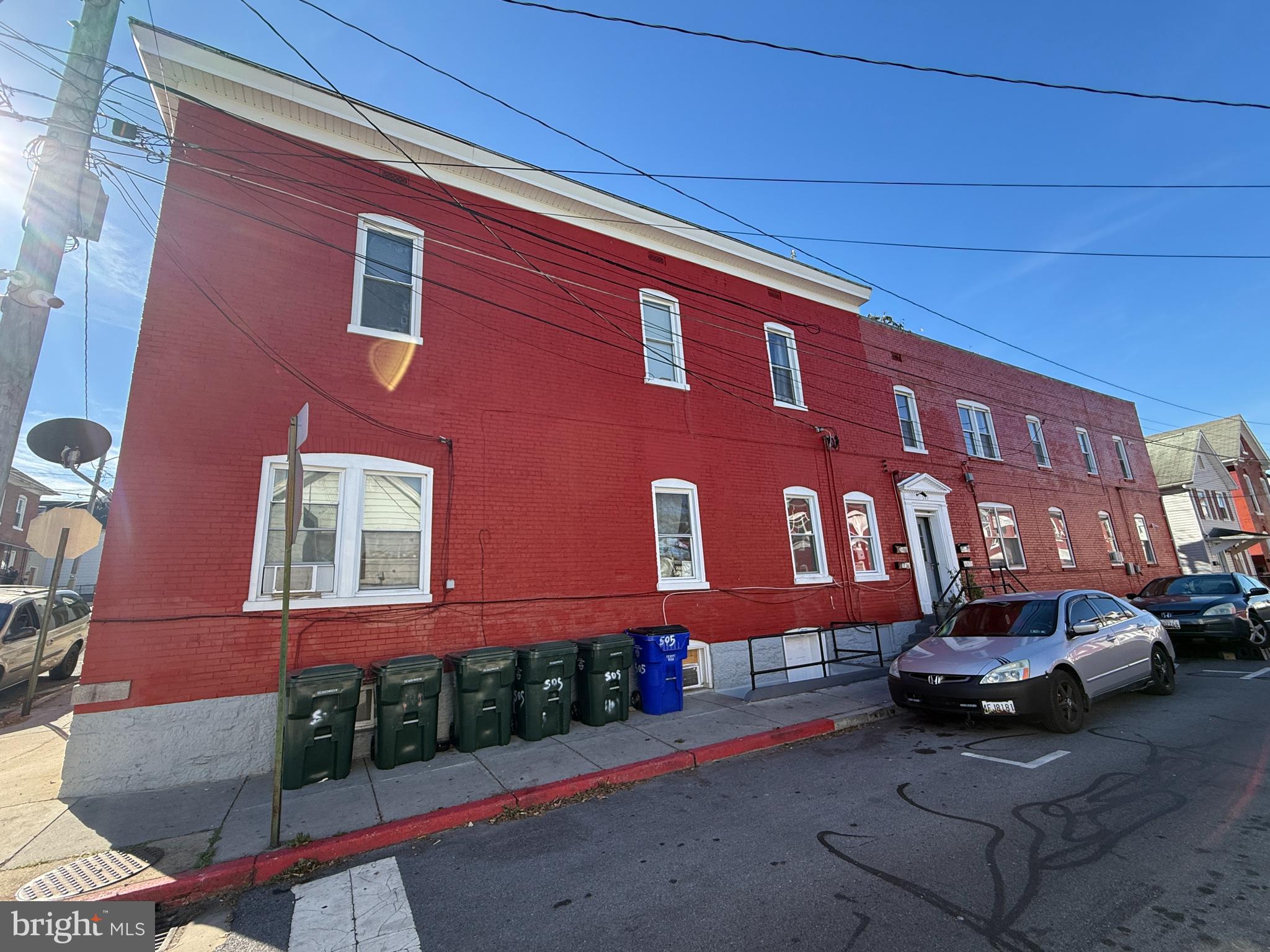 Main image without alt text