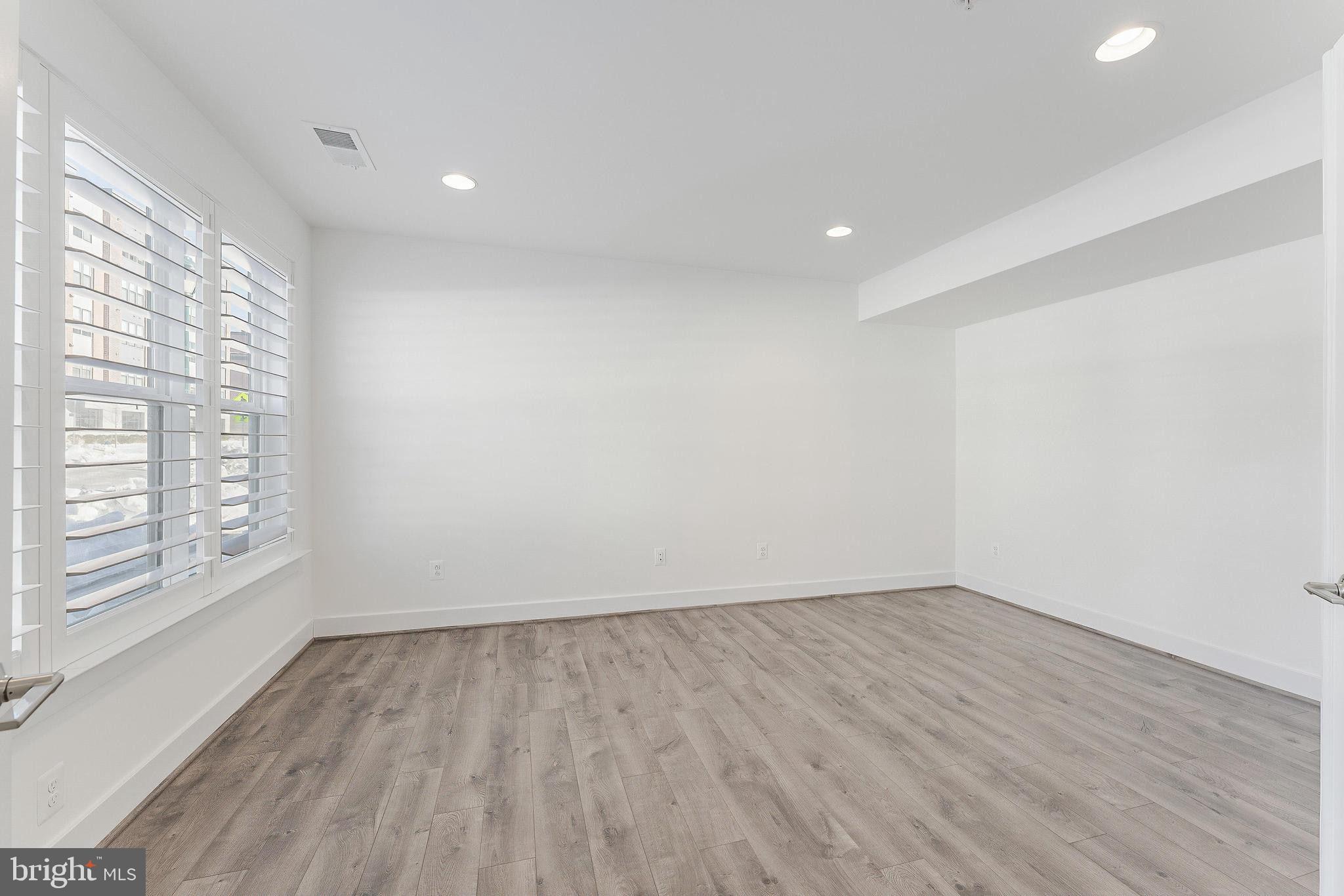 TOWER OAKS - Residential