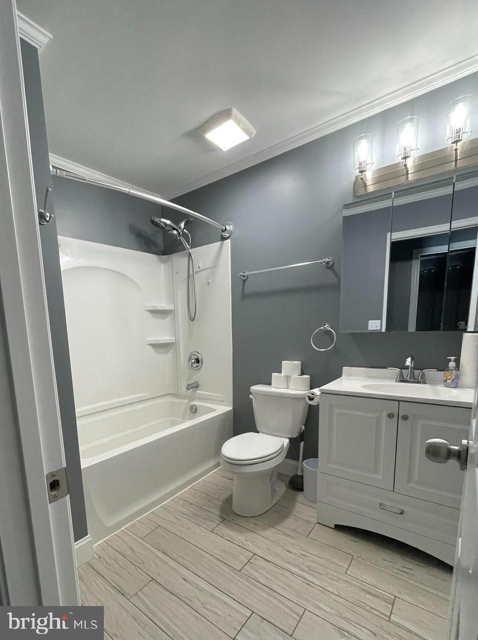 WOODLAND BEACH - Residential