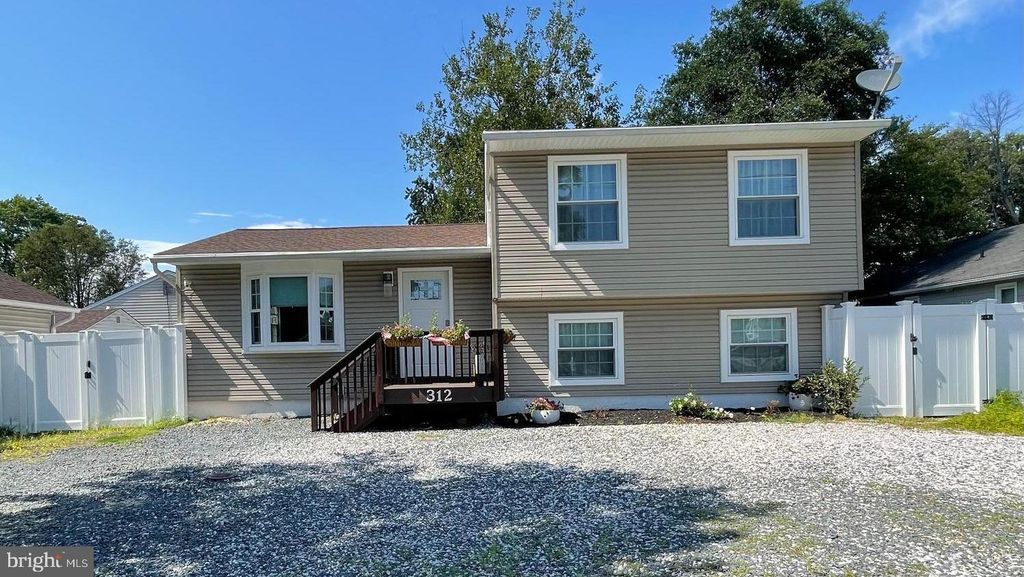 Photo of 312 Londontown Road, EDGEWATER, MD 21037 (MLS # MDAA2129756)