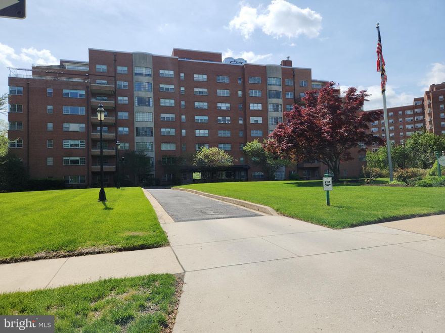 POST AUCTION: MAKE AN OFFER! Parking spot located in the Carrollton Condominium Residency complex in Baltimore City. Parking spot is conveniently located BLOCKS away from Hopkins University. Easy Access to Major Traffic Artery Charles St. Deposit: $5,000.