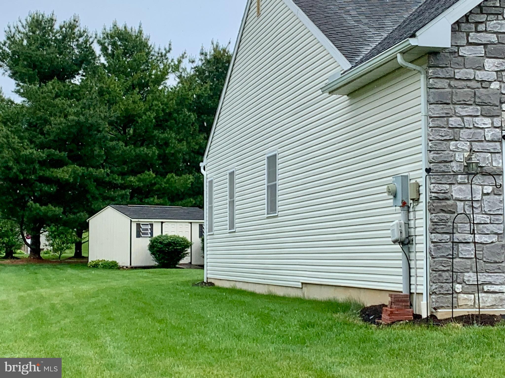 104 WALNUT DR W