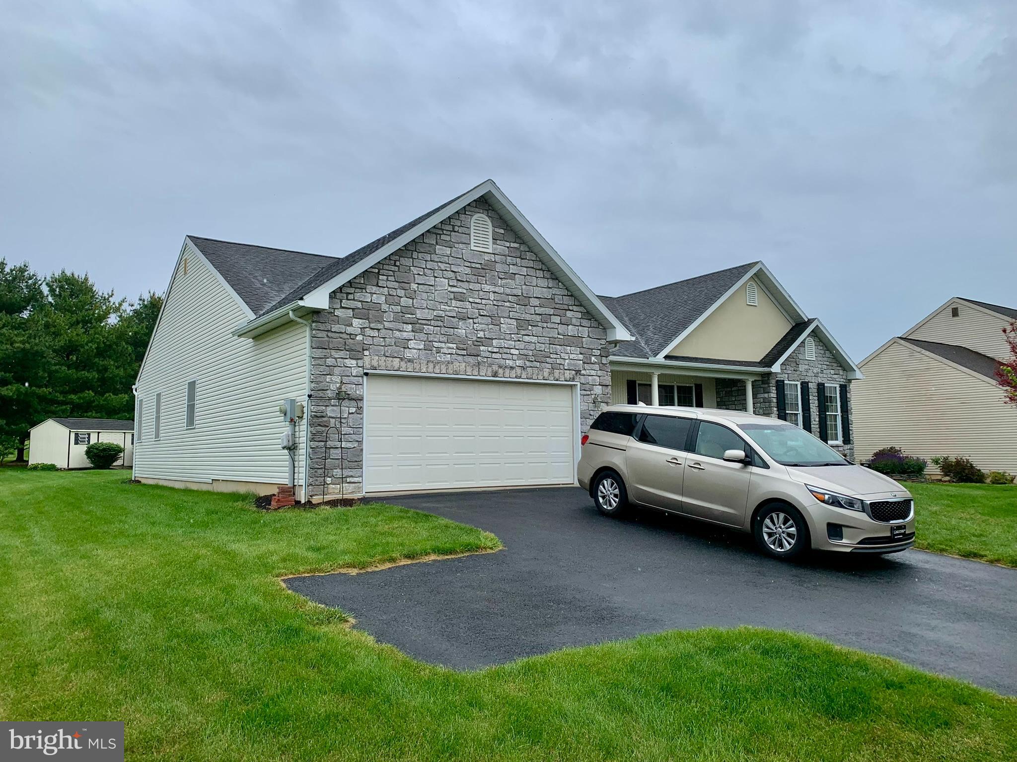 104 WALNUT DR W