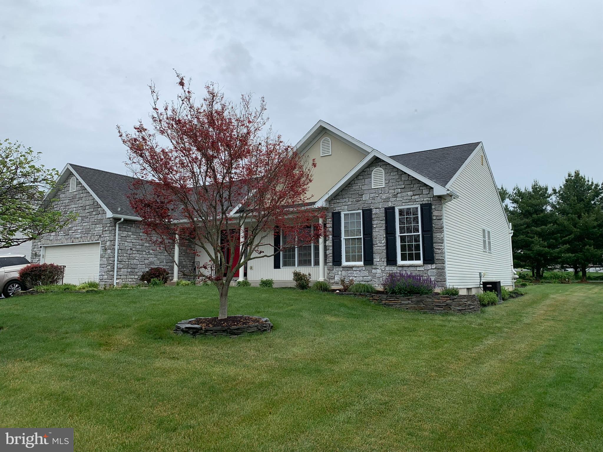 104 WALNUT DR W