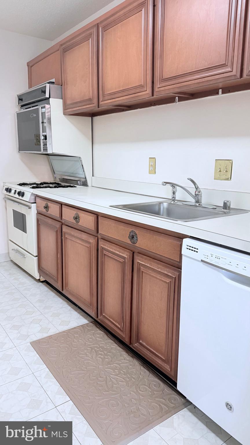 TOWERS IN WESTCHESTER PARK - Residential