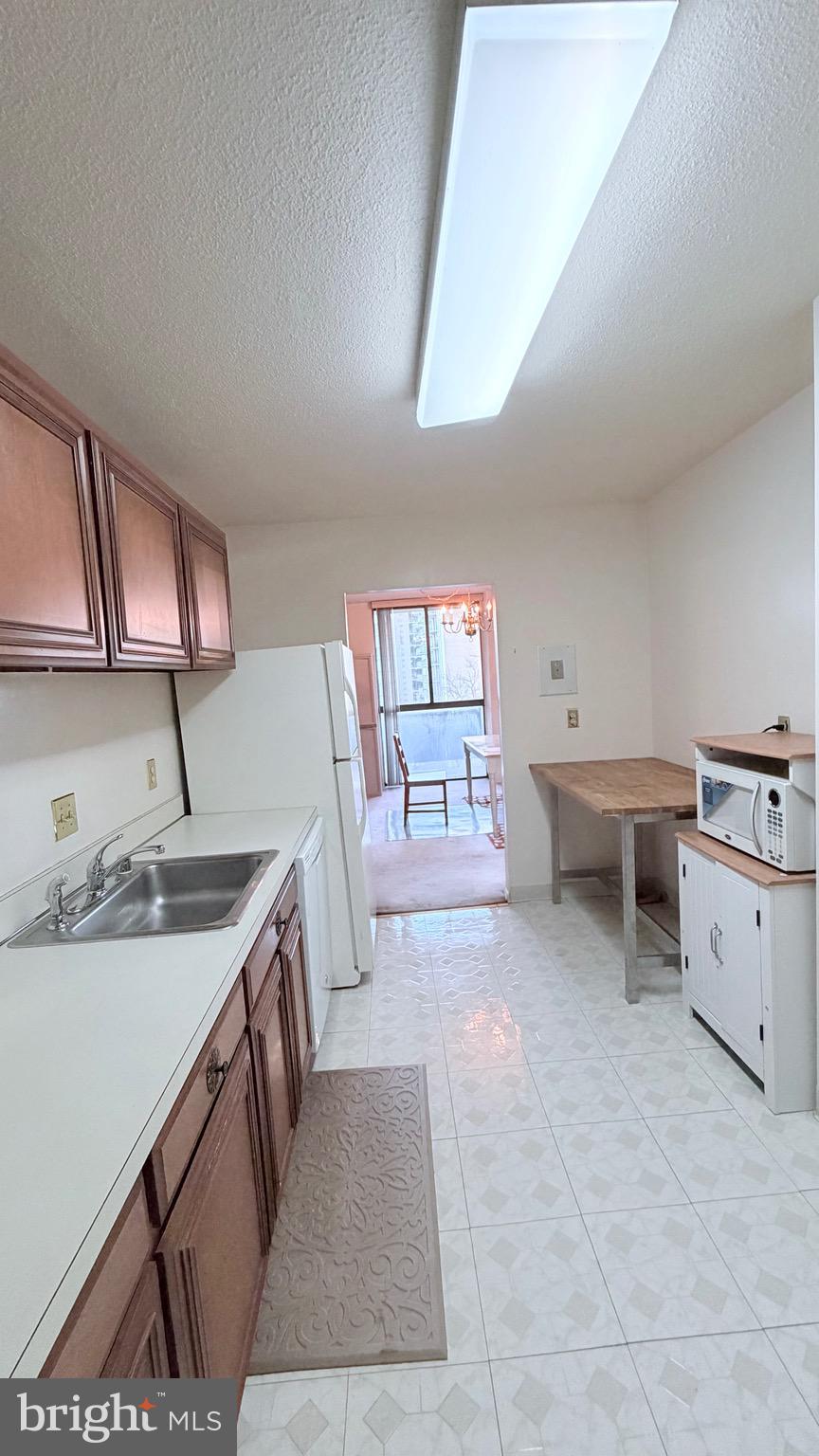 TOWERS IN WESTCHESTER PARK - Residential