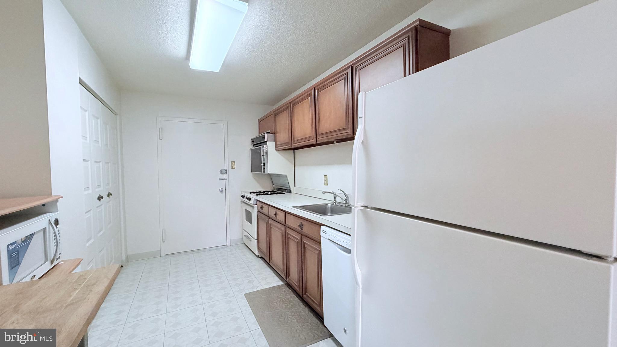 TOWERS IN WESTCHESTER PARK - Residential