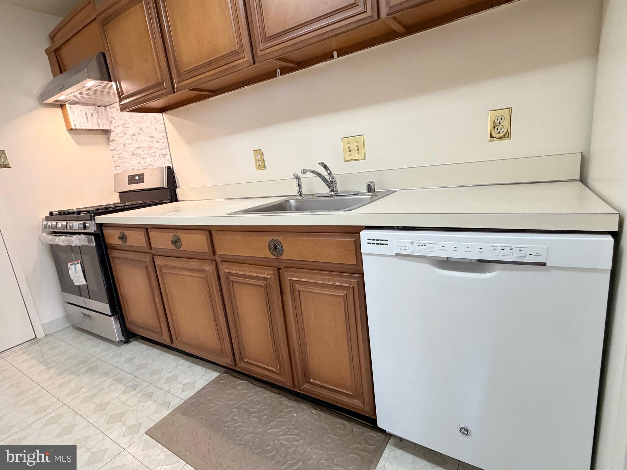 TOWERS IN WESTCHESTER PARK - Residential