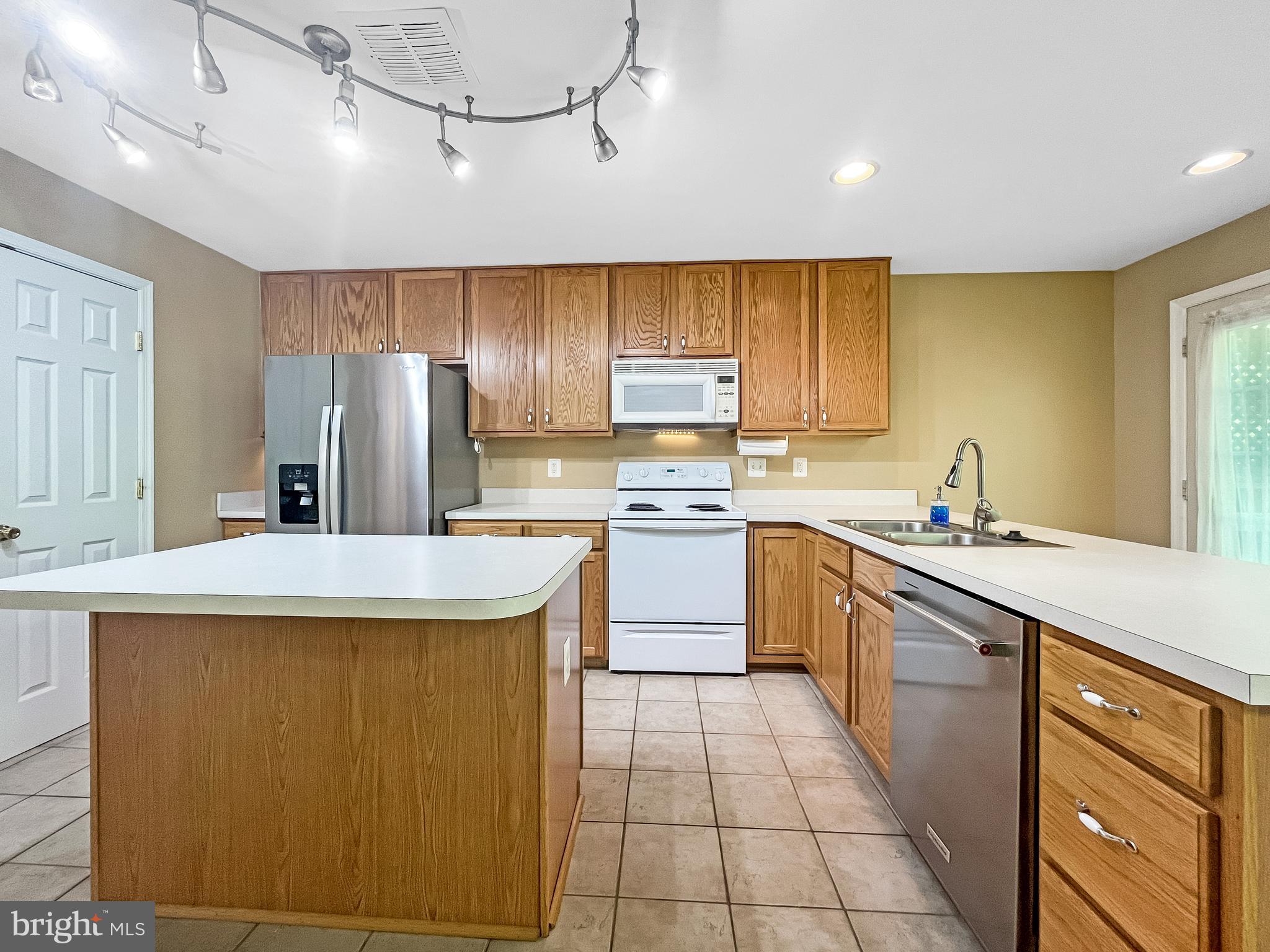 LAKE RIDGE CROSSING - Residential Lease