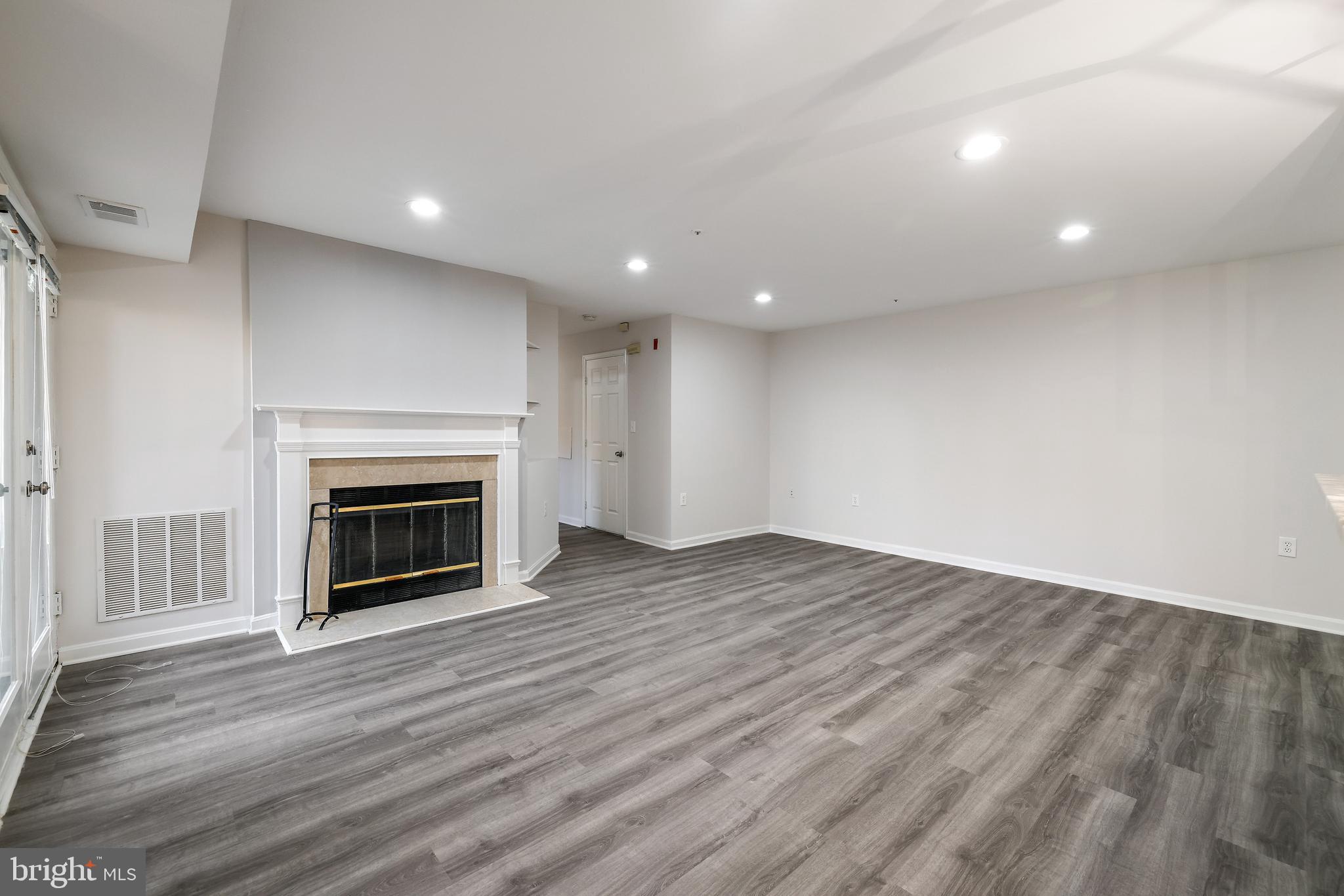 LAKE POINTE CONDOMINIUMS - Residential Lease