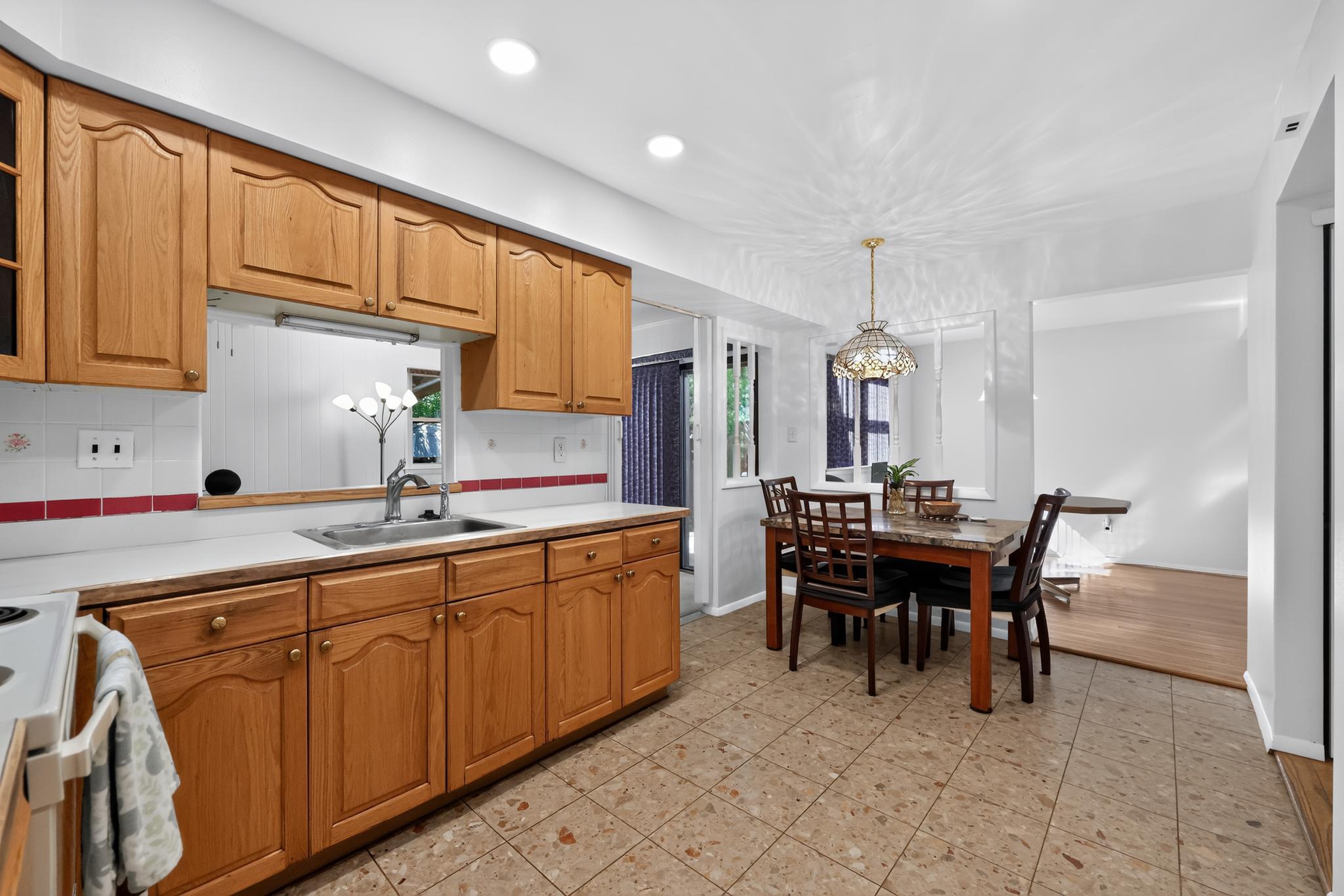325 CARLETON LANE