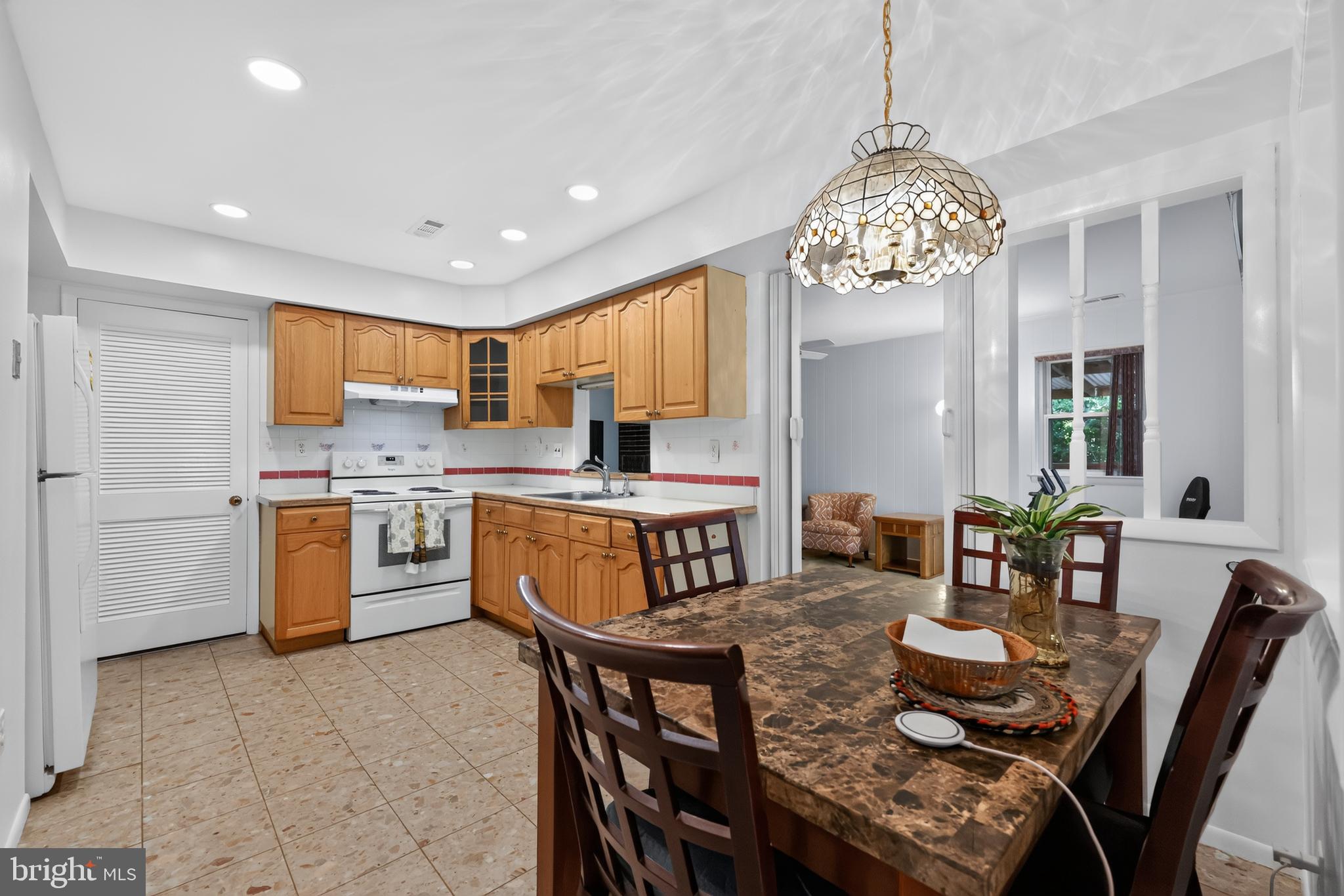 325 CARLETON LANE