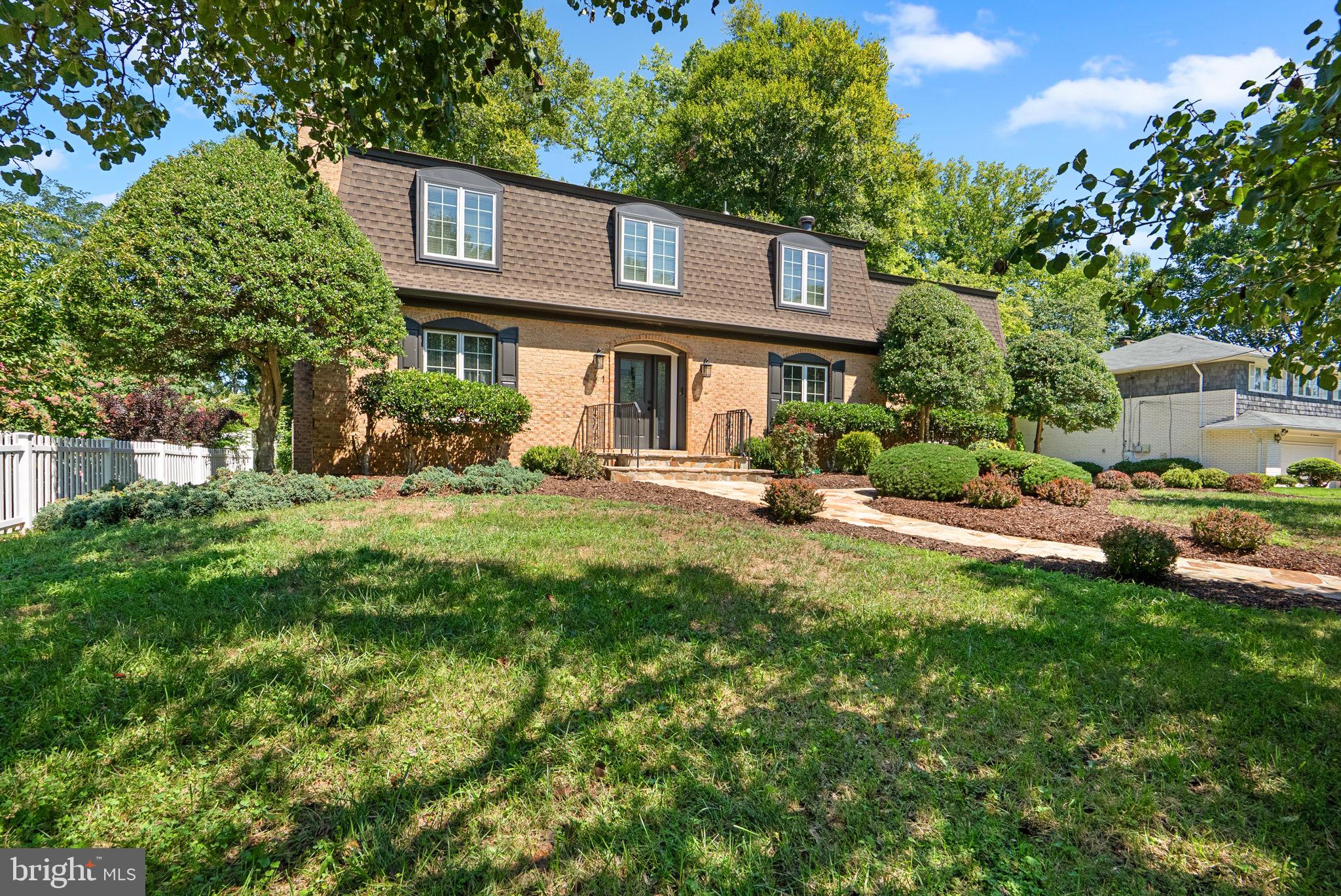 221 SURREY CIRCLE DRIVE S