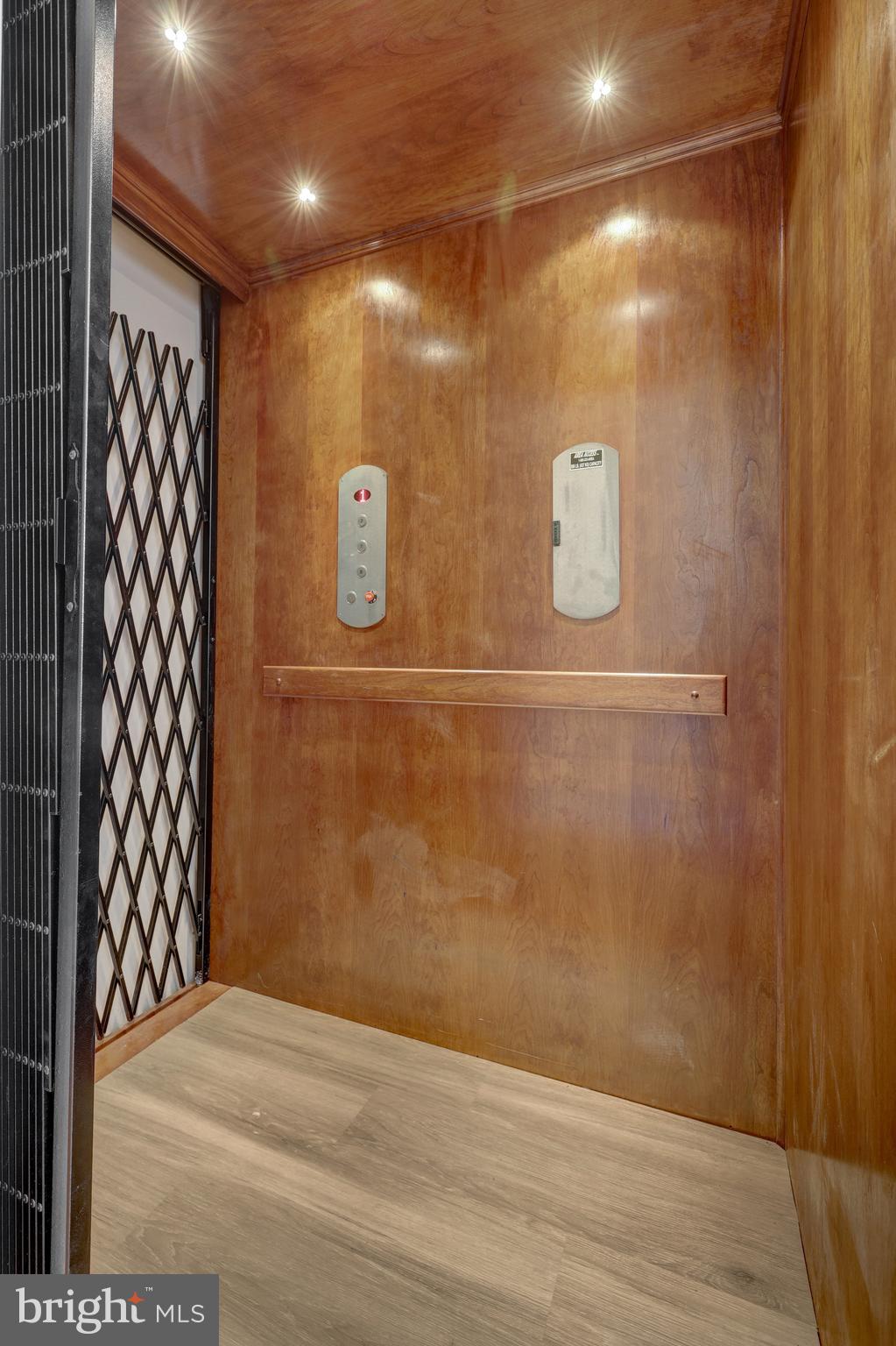 RIVER OAKS - Residential