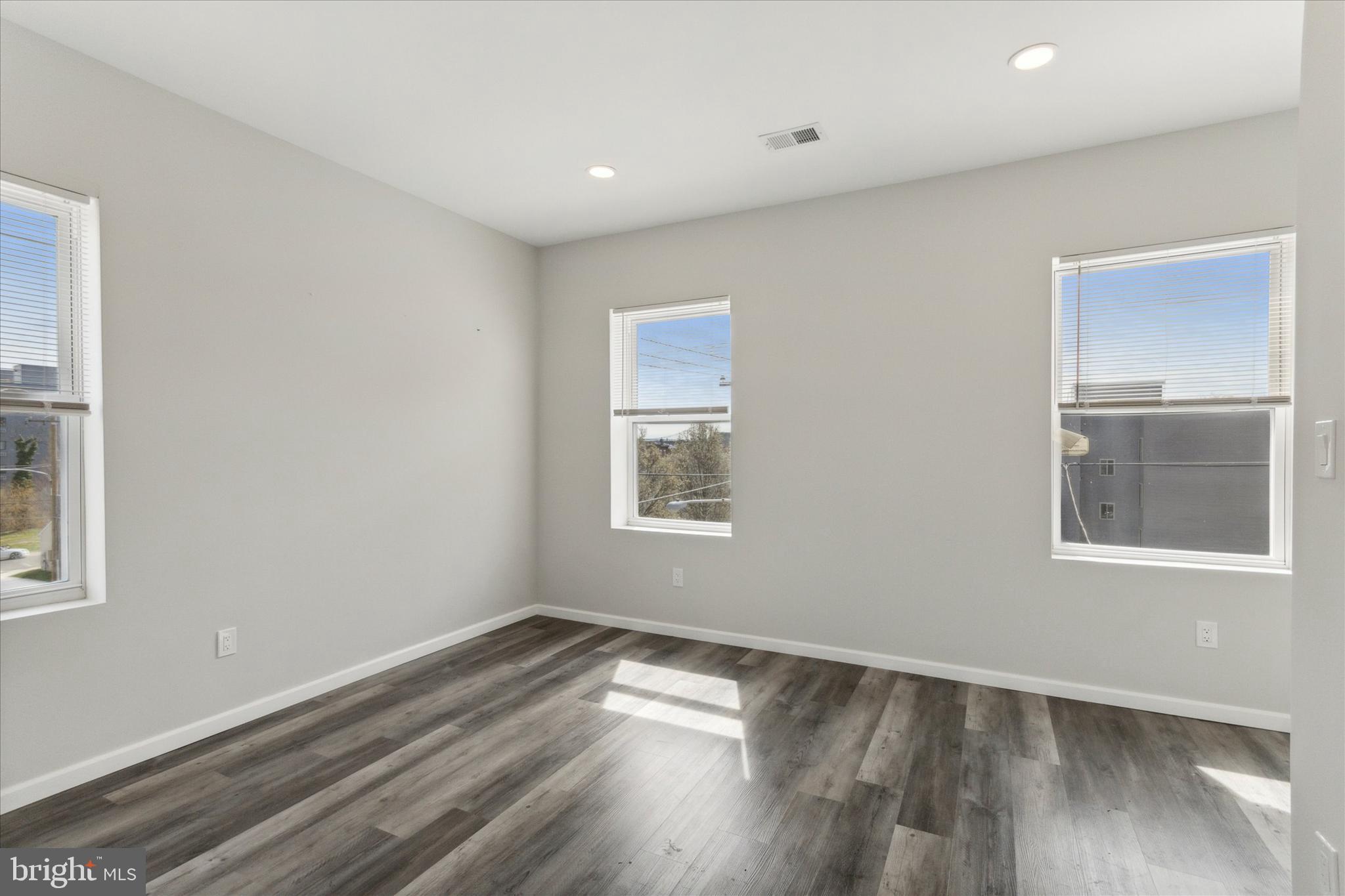 LUDLOW - Residential