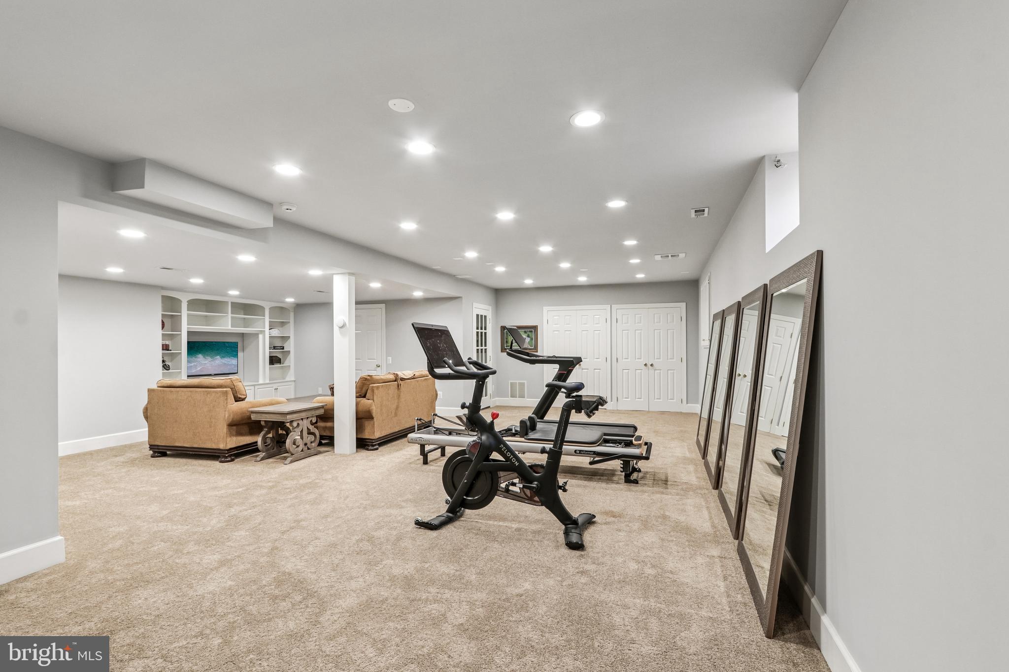 WINDY HOLLOW - Residential