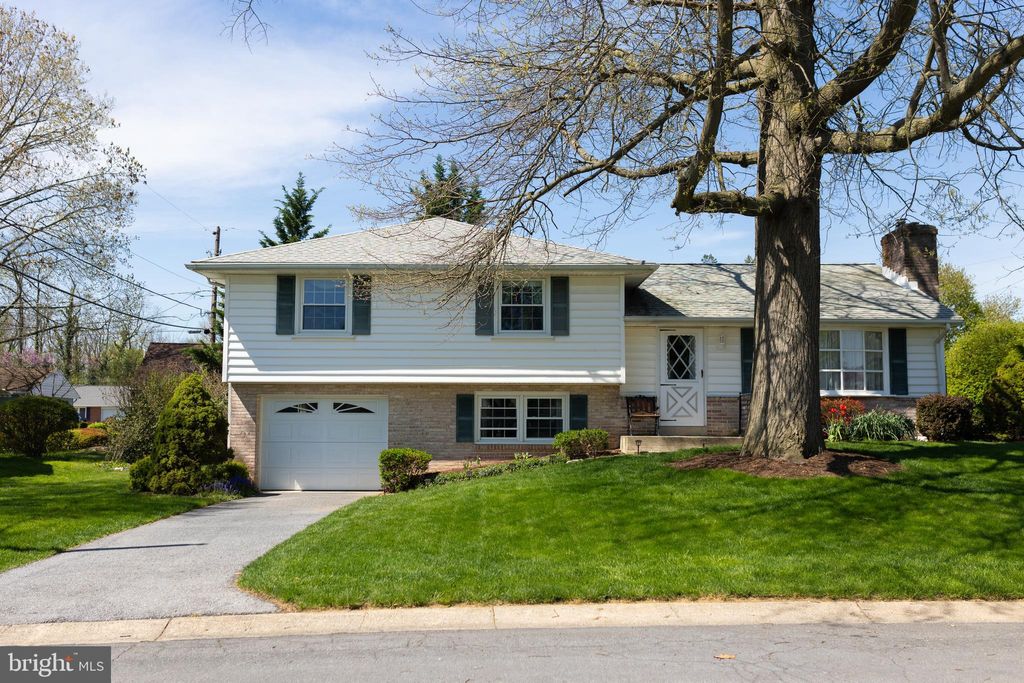 Photo of 2719 Sherwood Lane, Lancaster, PA 17603 (MLS # PALA2049780)