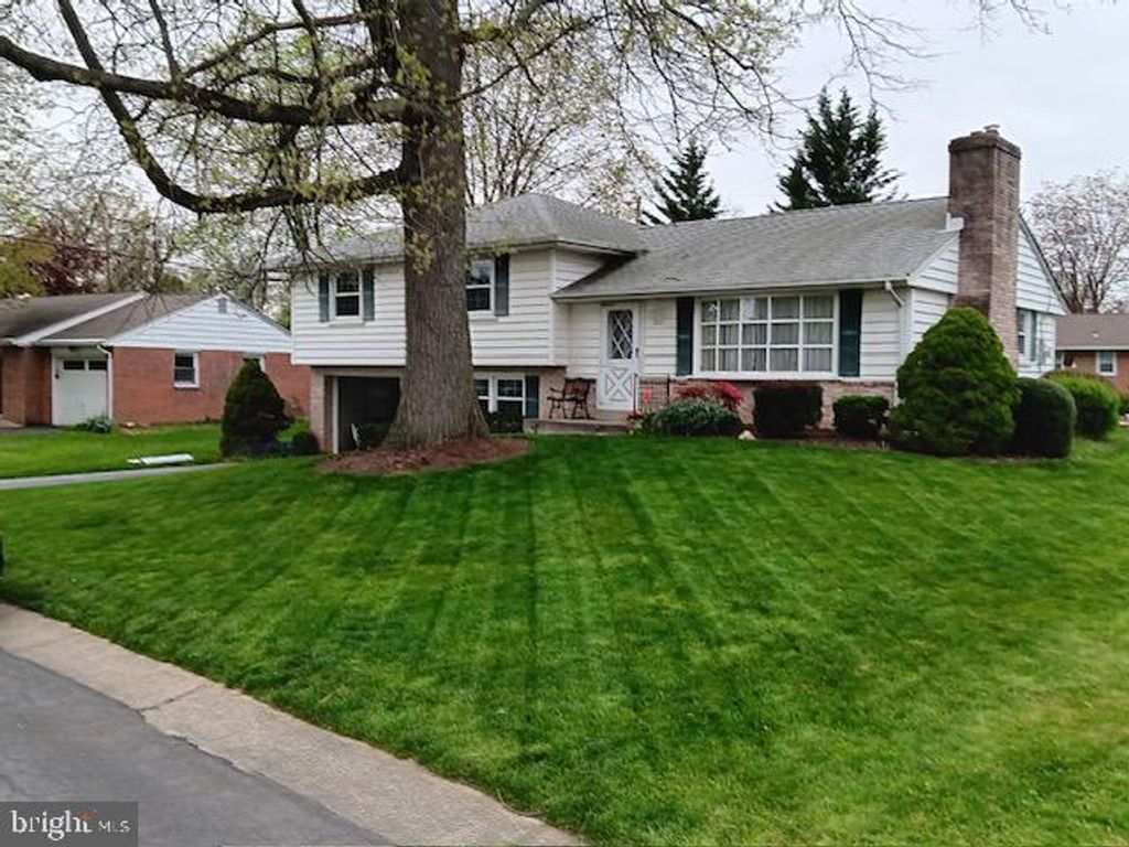 Photo of 2719 Sherwood Lane, Lancaster, PA 17603 (MLS # PALA2049780)