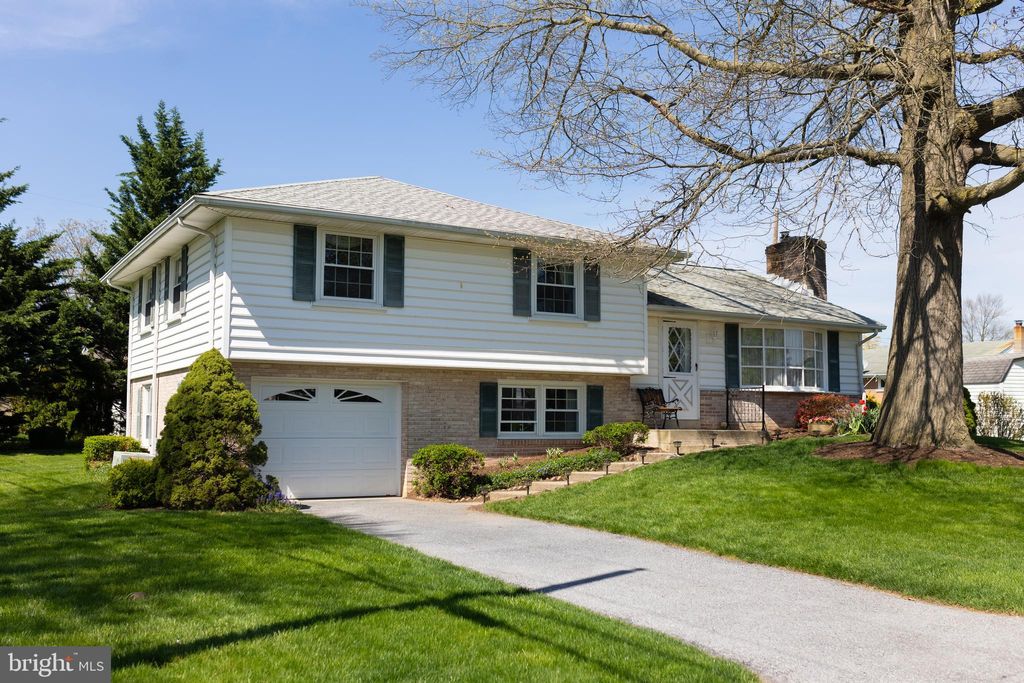 Photo of 2719 Sherwood Lane, Lancaster, PA 17603 (MLS # PALA2049780)