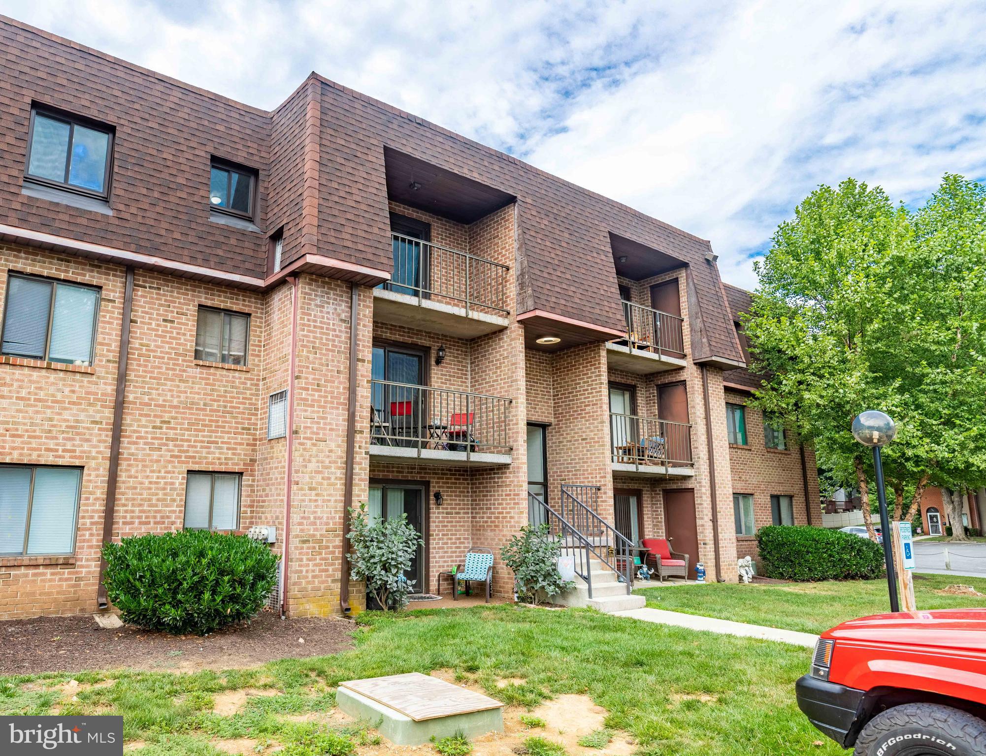 Private 2 Bedroom 1 Bath Condo in Goshen Valley!
This 2 Bed 1 Bath third floor condo with a balcony overlooking the woods has everything you’re looking for. A spacious living room, full equipped kitchen, two spacious bedrooms with closets, a full hallway bath & washer & dryer for your convenience. The condo association takes care of it all, landscaping, snow removal, common area cleaning & trash. You’ll love all that Goshen Valley has to offer including the tennis courts & pool. Close to all the amenities, public transportation, restaurants, grocery stores, gas stations, retail stores & downtown West Chester. Access to Route 3, Route 202, Paoli Pike, Rt 352, Rt 926 Close to West Chester University, Cheyney University, Immaculata University and more! No pets allowed. Credit score of 690+ and income of 3x the monthly rent required.