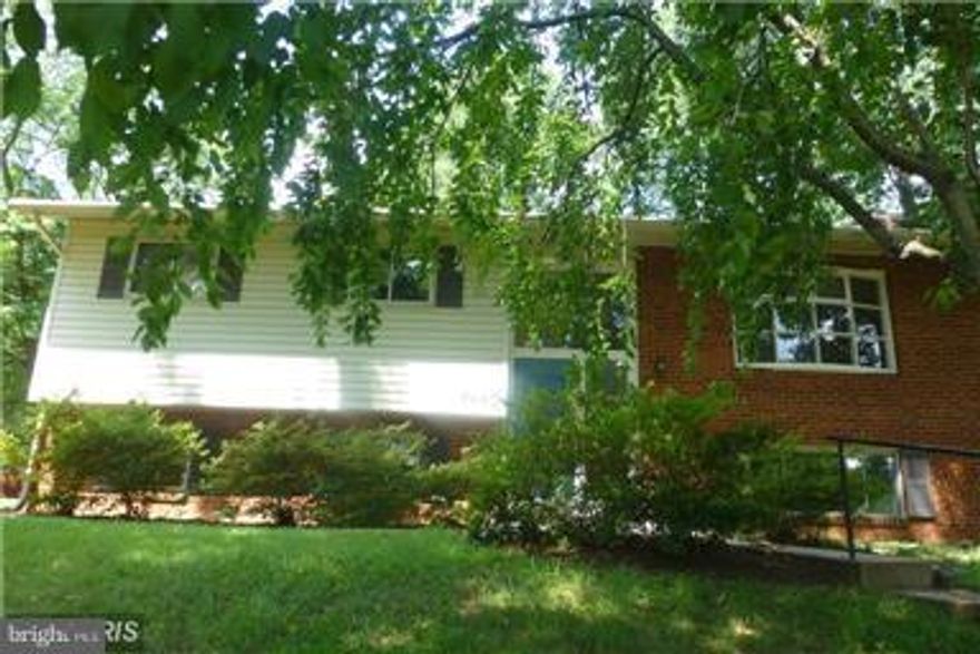 Please contract agent with all questions. Move In Ready. Really nice house with hardwood floors. Great for commuters with easy access to I-495/395/95 and downtown DC.